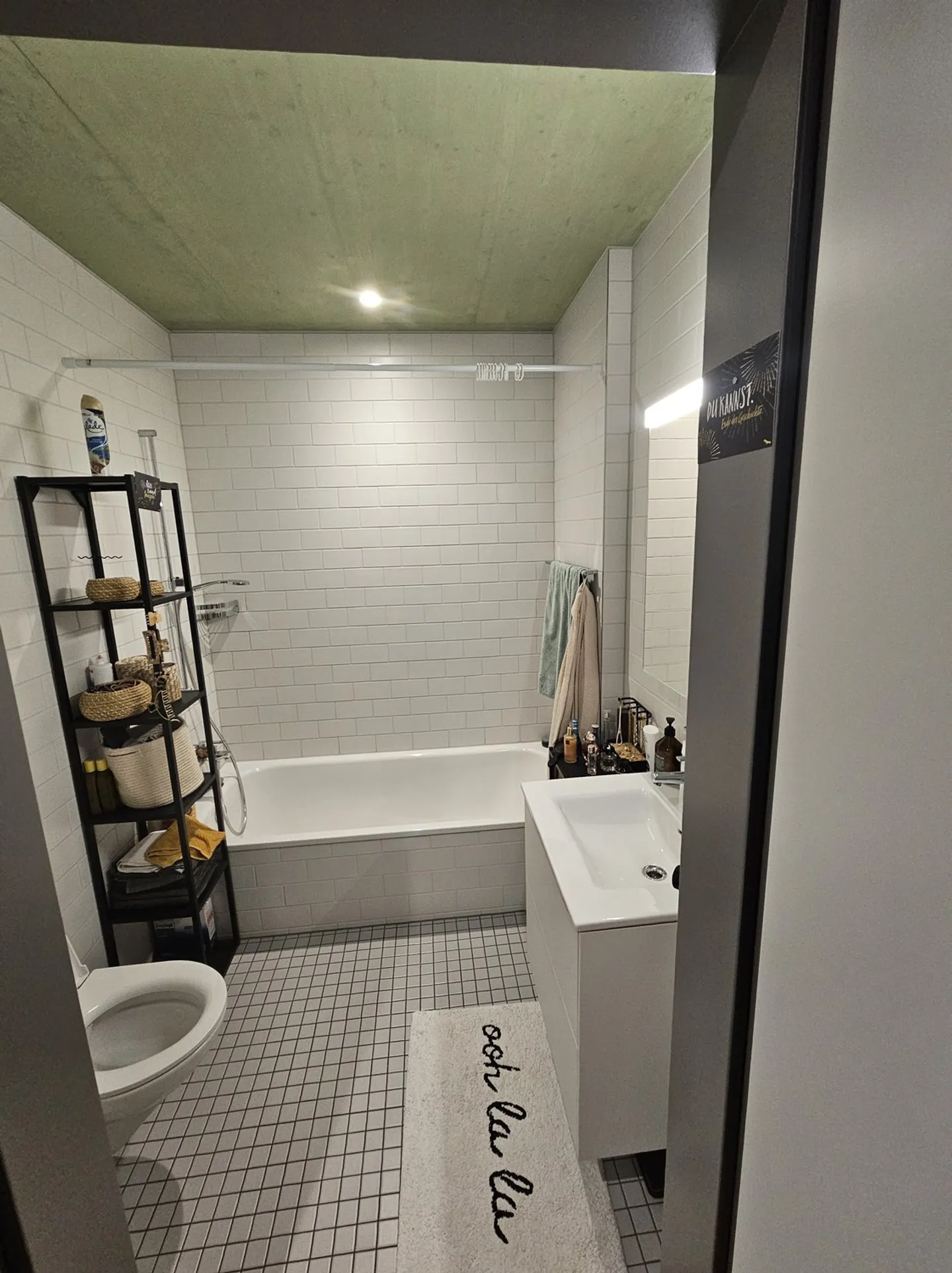 Charming Riverside Apartment - Photo 9 of 10