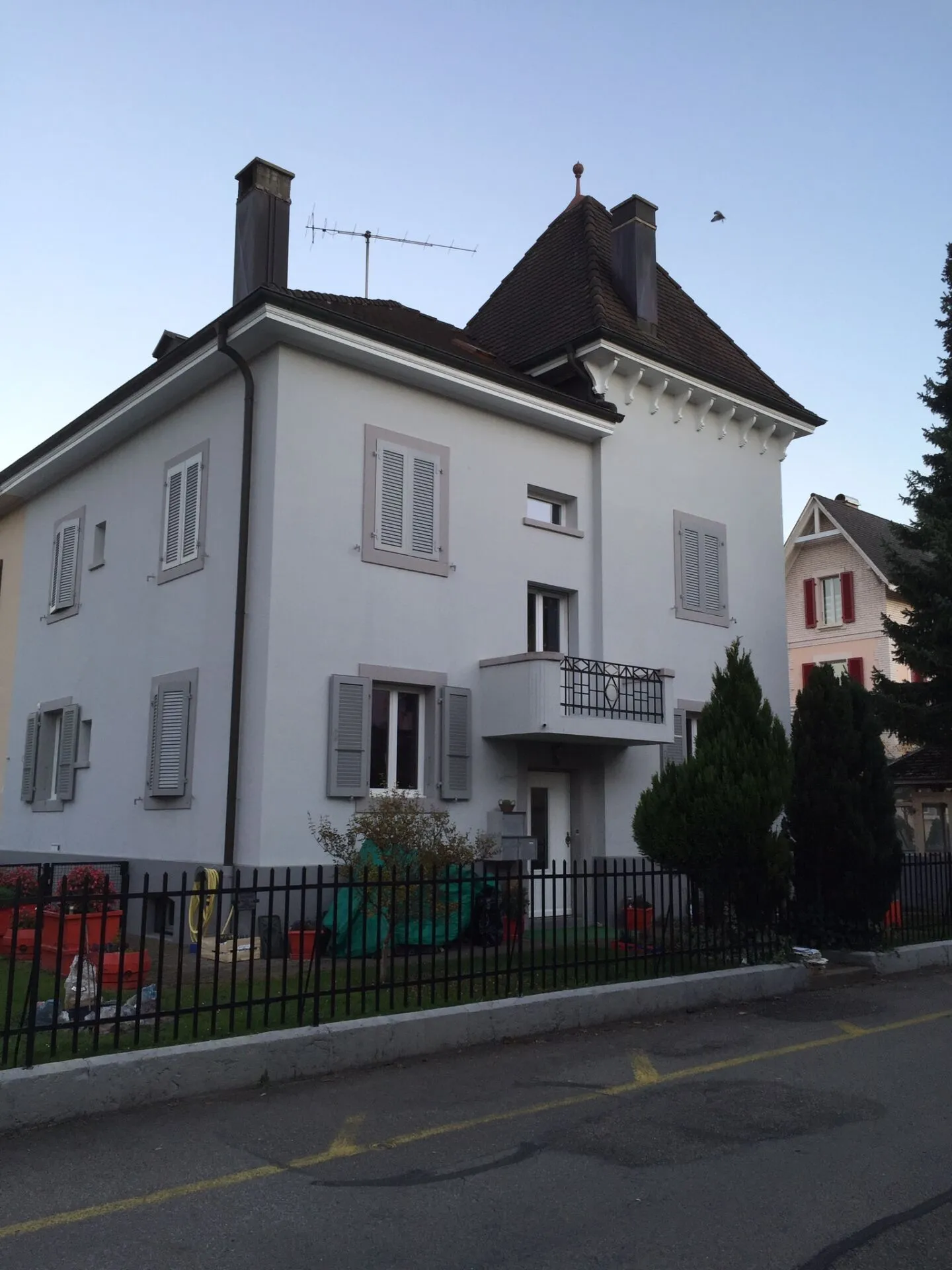 Ruhiges Viertel und kleine Mietwohnung, 3,5-Zimmer-Wohnung im oberen Erdgeschoss - Foto 1 von 3