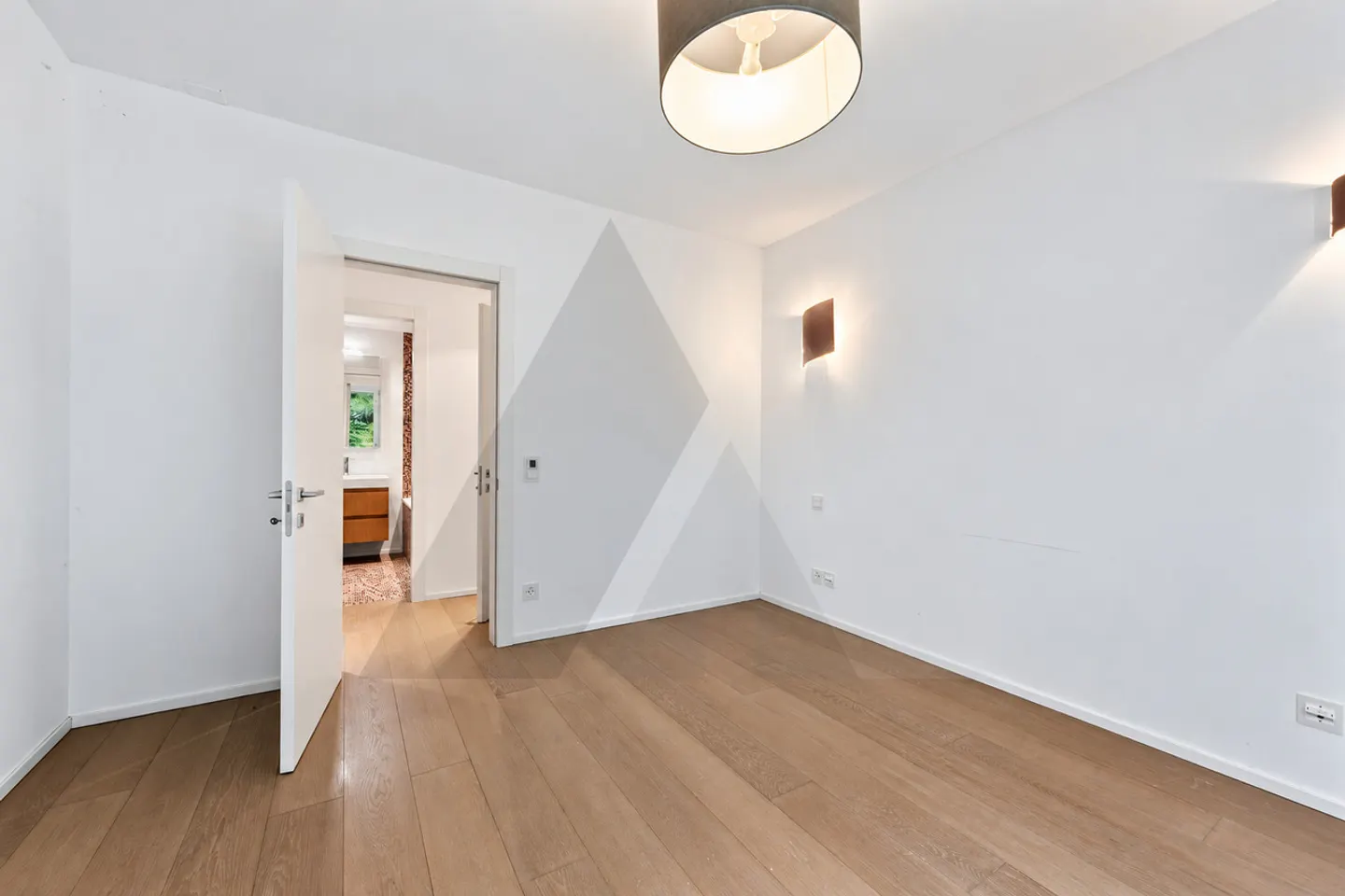 Elegant Apartment in Paradiso - Photo 8 of 19