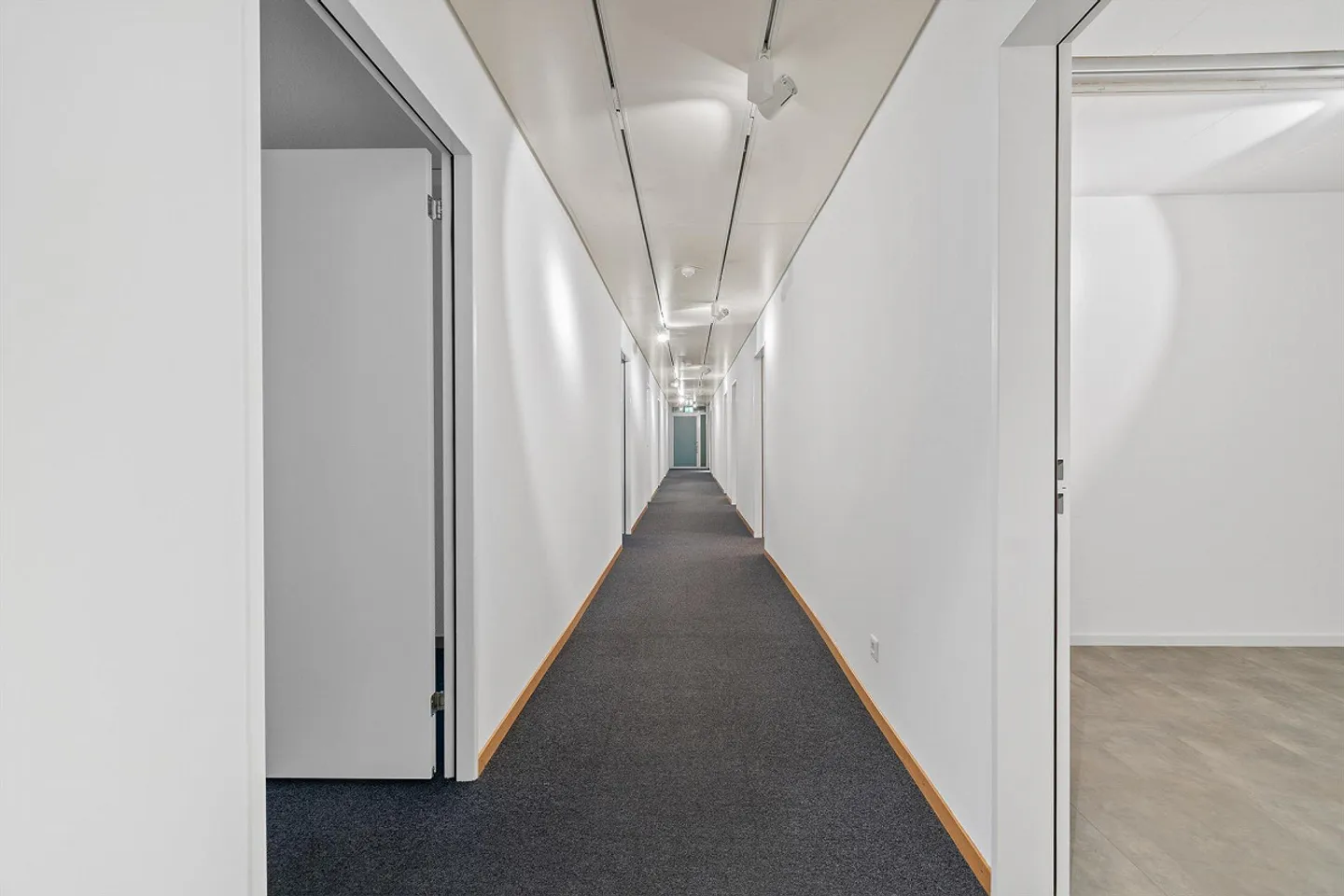 Your business premises in a central location - Photo 2 of 18