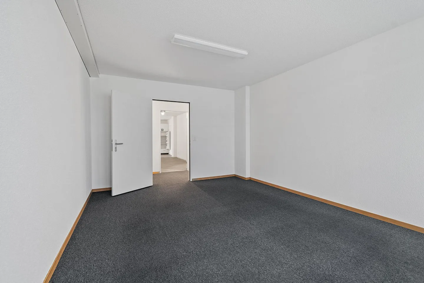 Your business premises in a central location - Photo 4 of 18