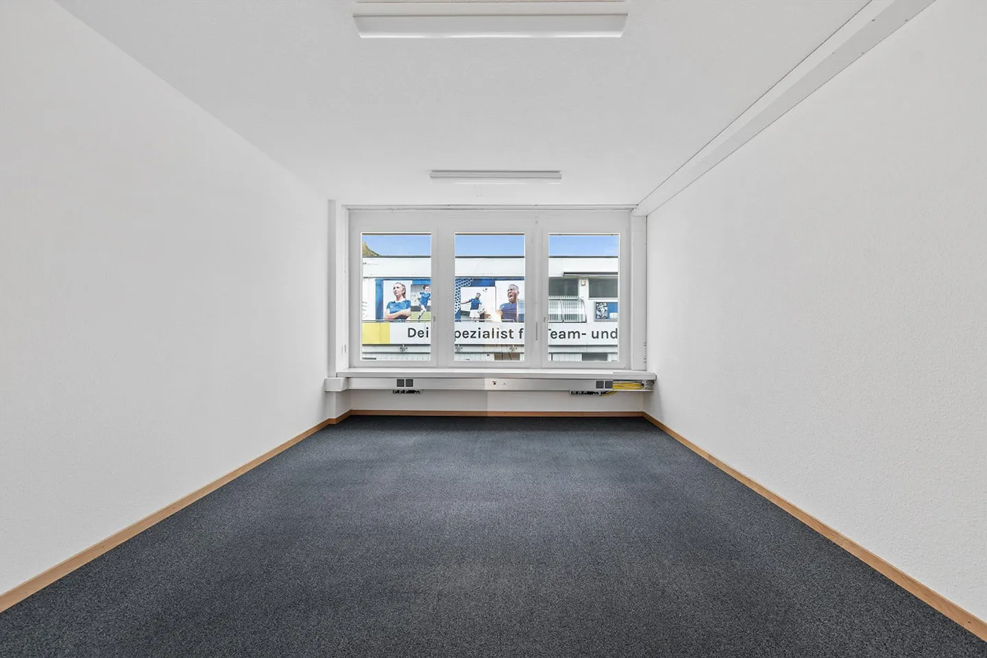 Your business premises in a central location - Photo 3 of 18