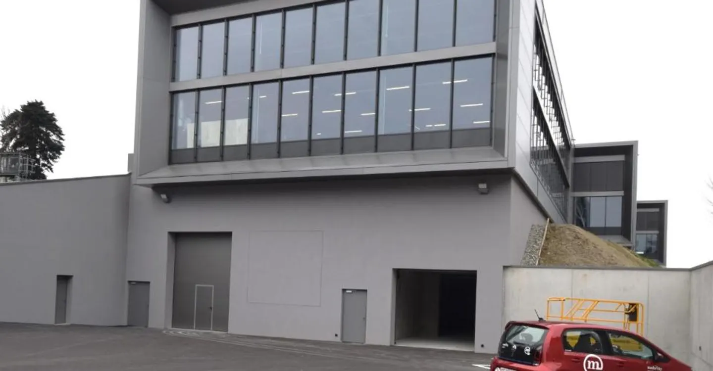 VERSOIX - Modern Storage Space of approx. 1,685 m² FOR RENT - Photo 3 of 8