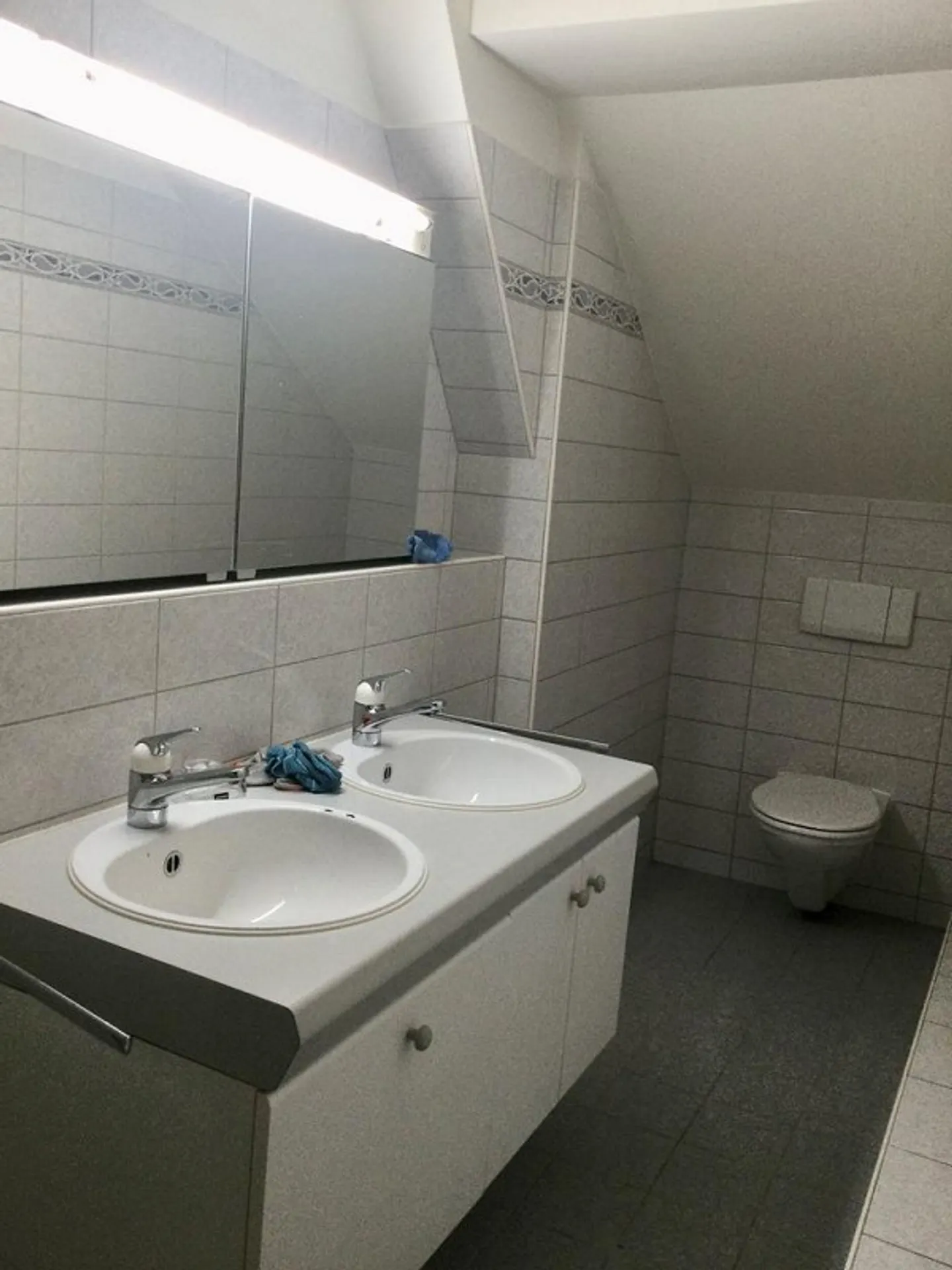 Beautiful attic apartment for rent on the 3rd floor - Photo 7 of 8