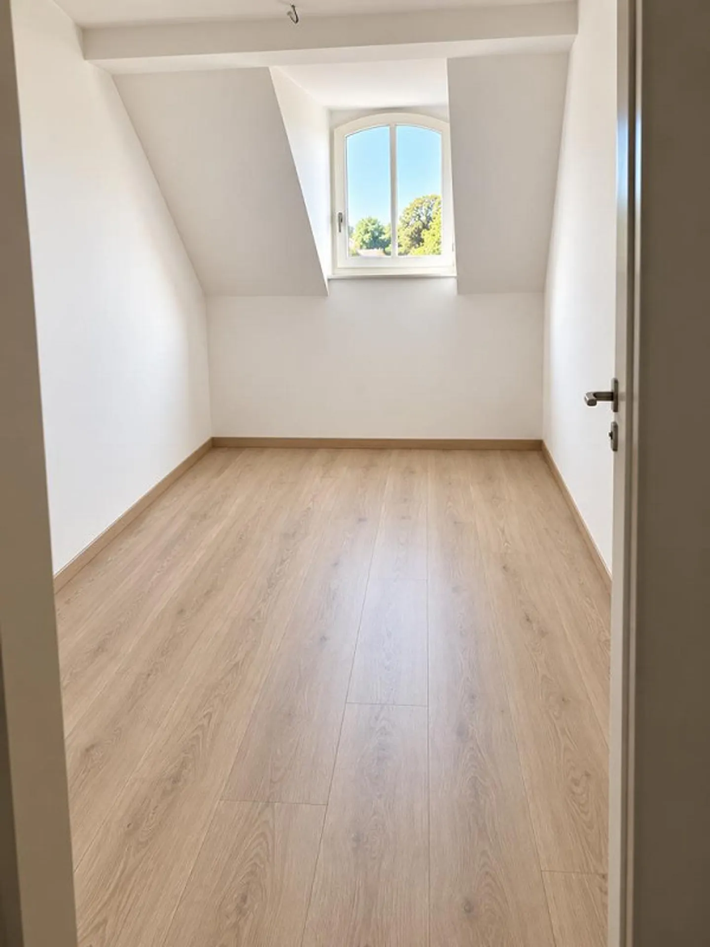 Beautiful attic apartment for rent on the 3rd floor - Photo 4 of 8