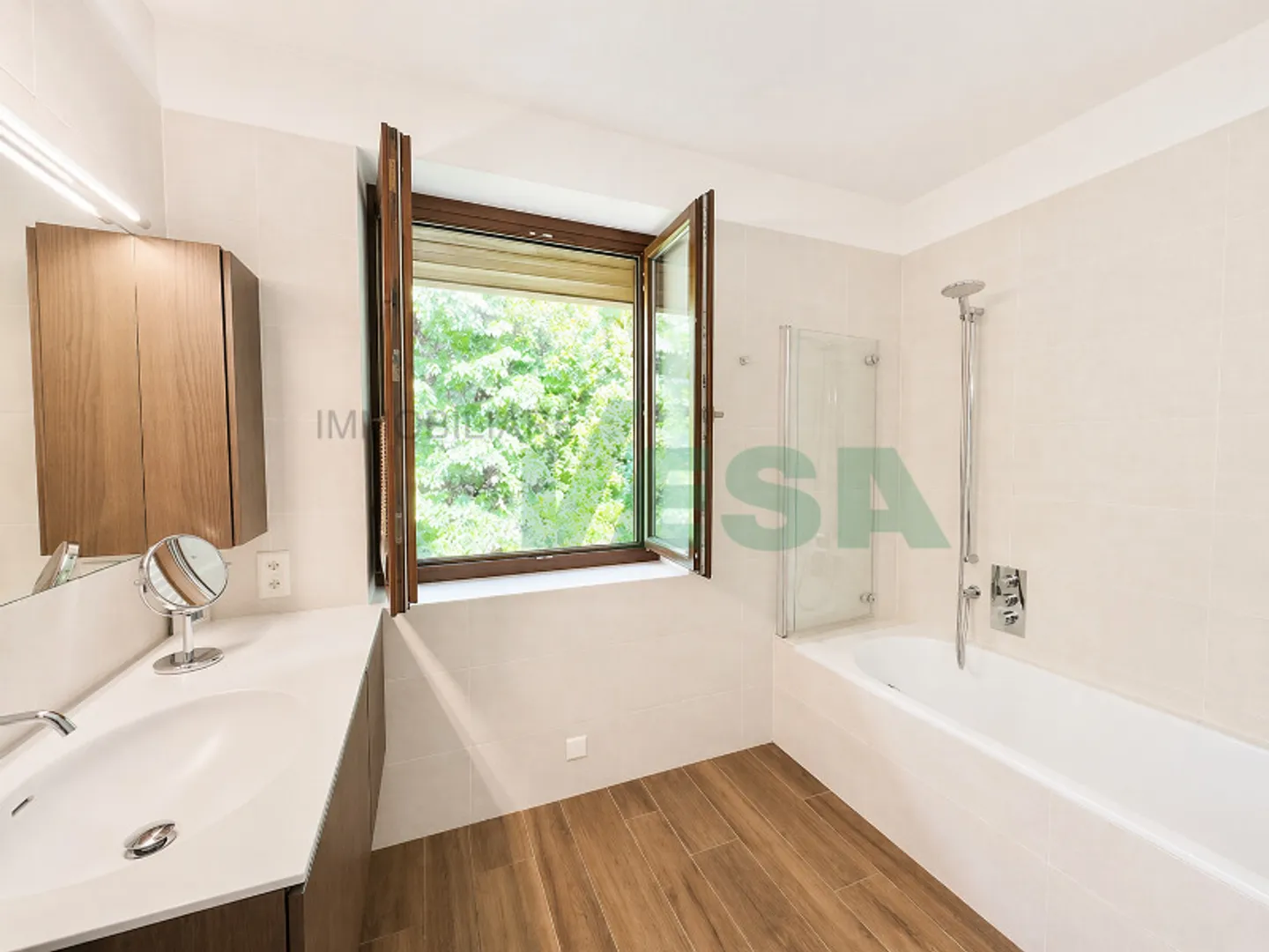 Villa élégante avec belle vue sur le lac dans une résidence exclusive avec piscine et tennis - Photo 12 sur 15