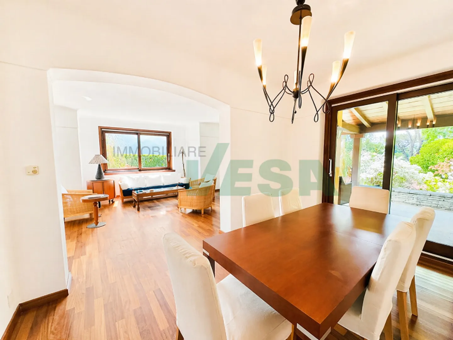Villa élégante avec belle vue sur le lac dans une résidence exclusive avec piscine et tennis - Photo 13 sur 15