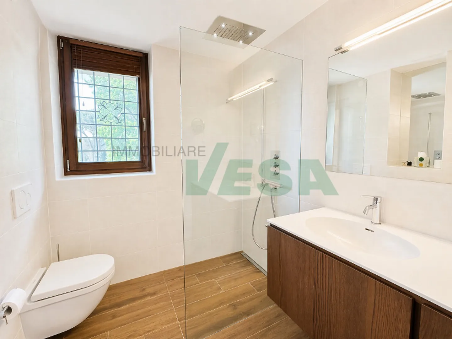 Villa élégante avec belle vue sur le lac dans une résidence exclusive avec piscine et tennis - Photo 14 sur 15