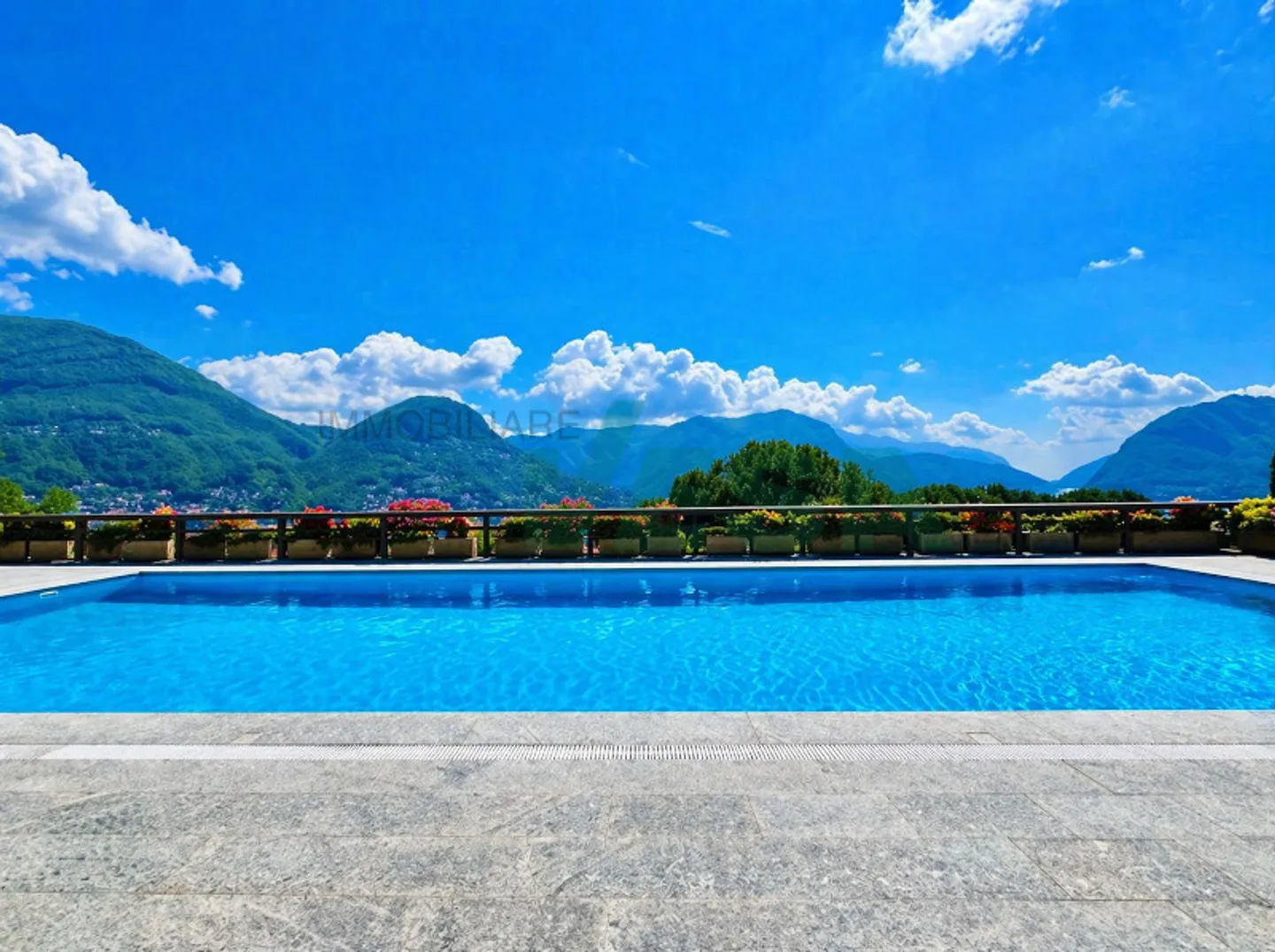 Villa élégante avec belle vue sur le lac dans une résidence exclusive avec piscine et tennis - Photo 7 sur 15