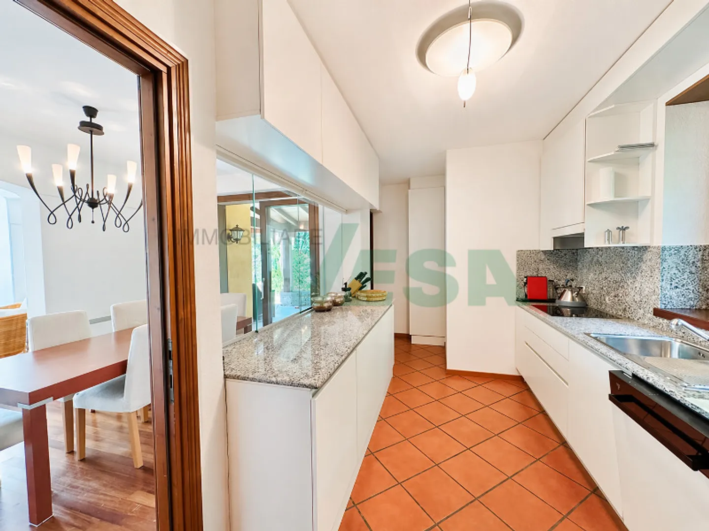 Villa élégante avec belle vue sur le lac dans une résidence exclusive avec piscine et tennis - Photo 8 sur 15