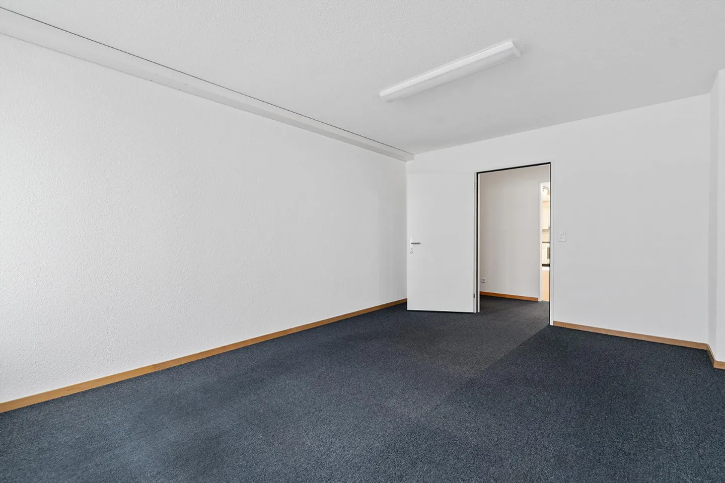 Your business premises in a central location - Photo 5 of 18