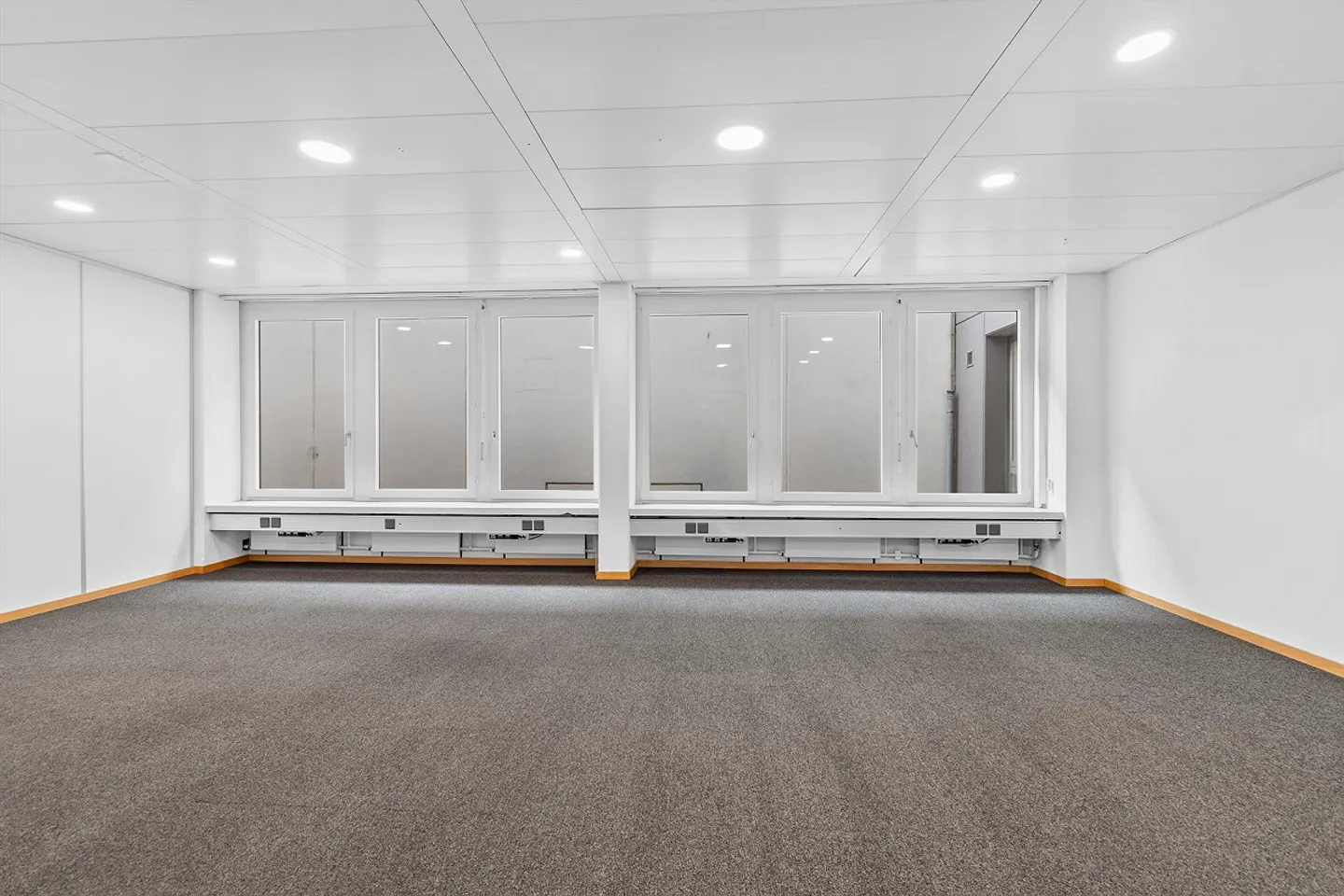 Your business premises in a central location - Photo 6 of 18