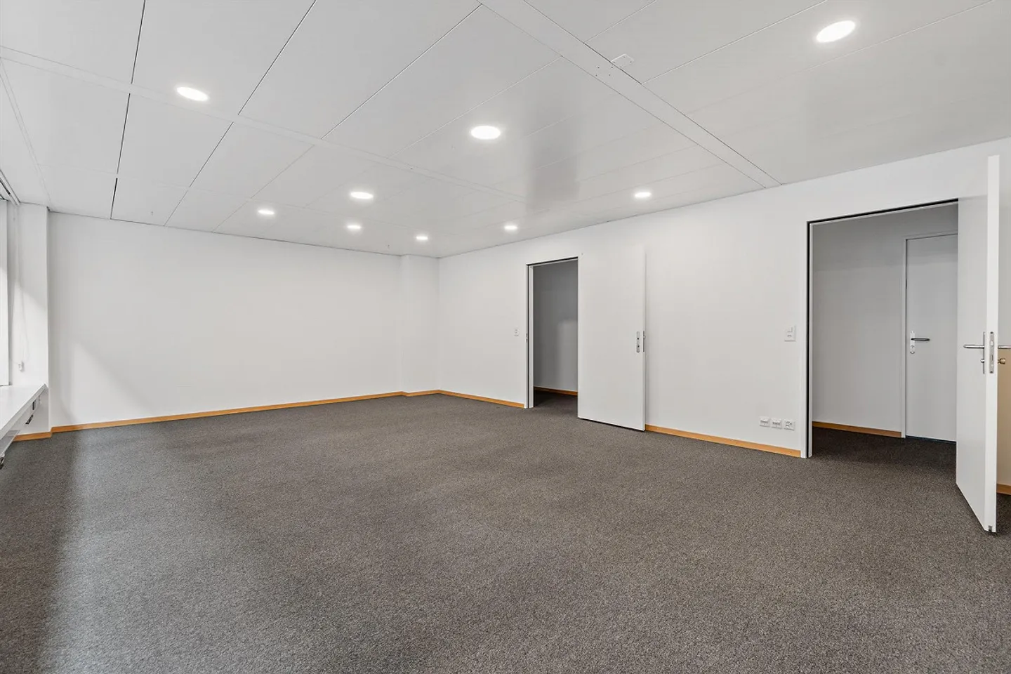 Your business premises in a central location - Photo 9 of 18