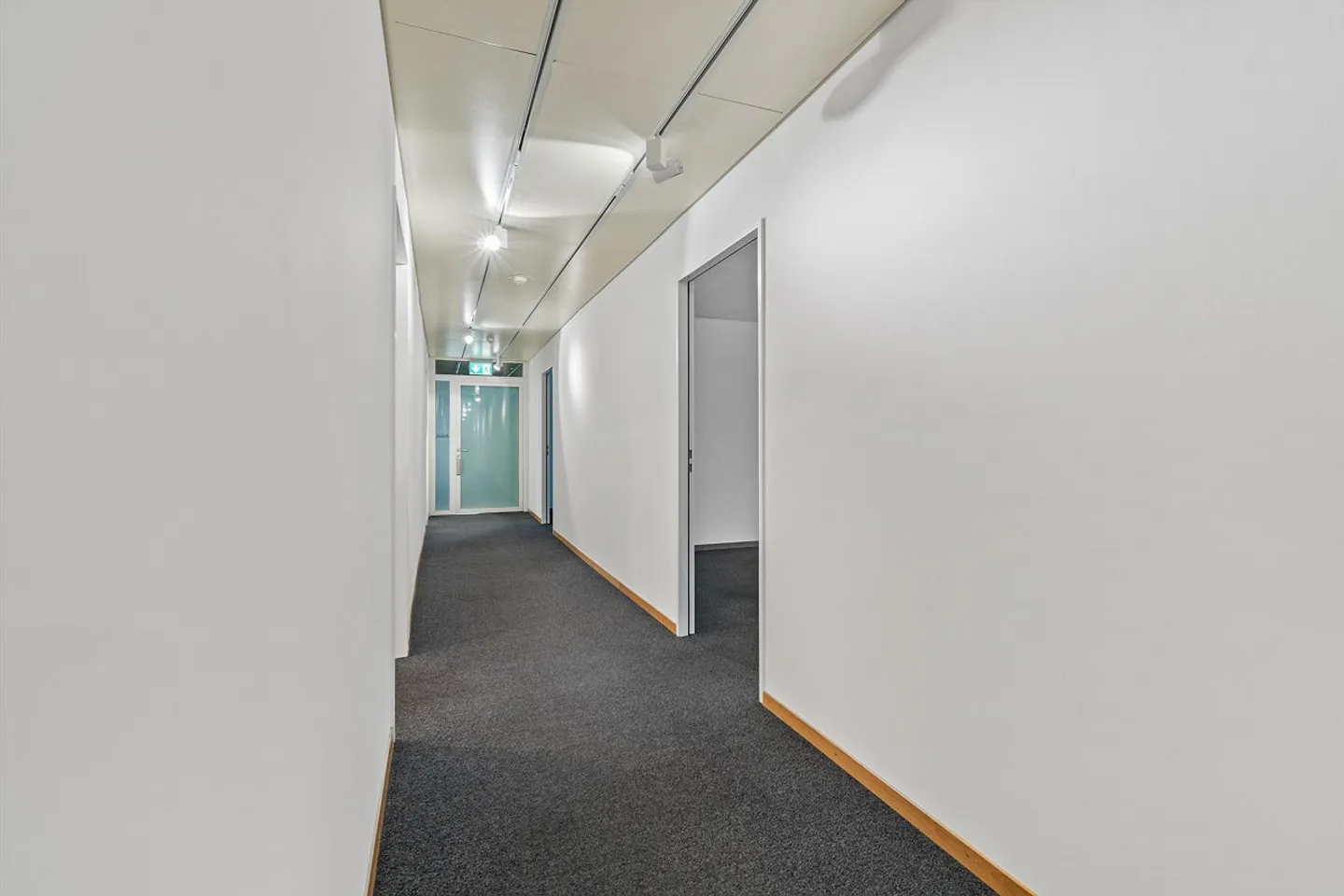 Your business premises in a central location - Photo 10 of 18