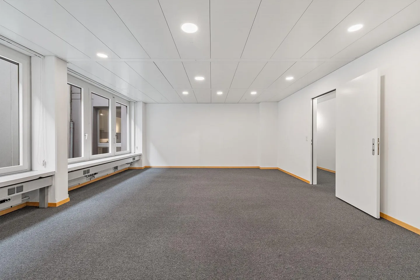 Your business premises in a central location - Photo 8 of 18