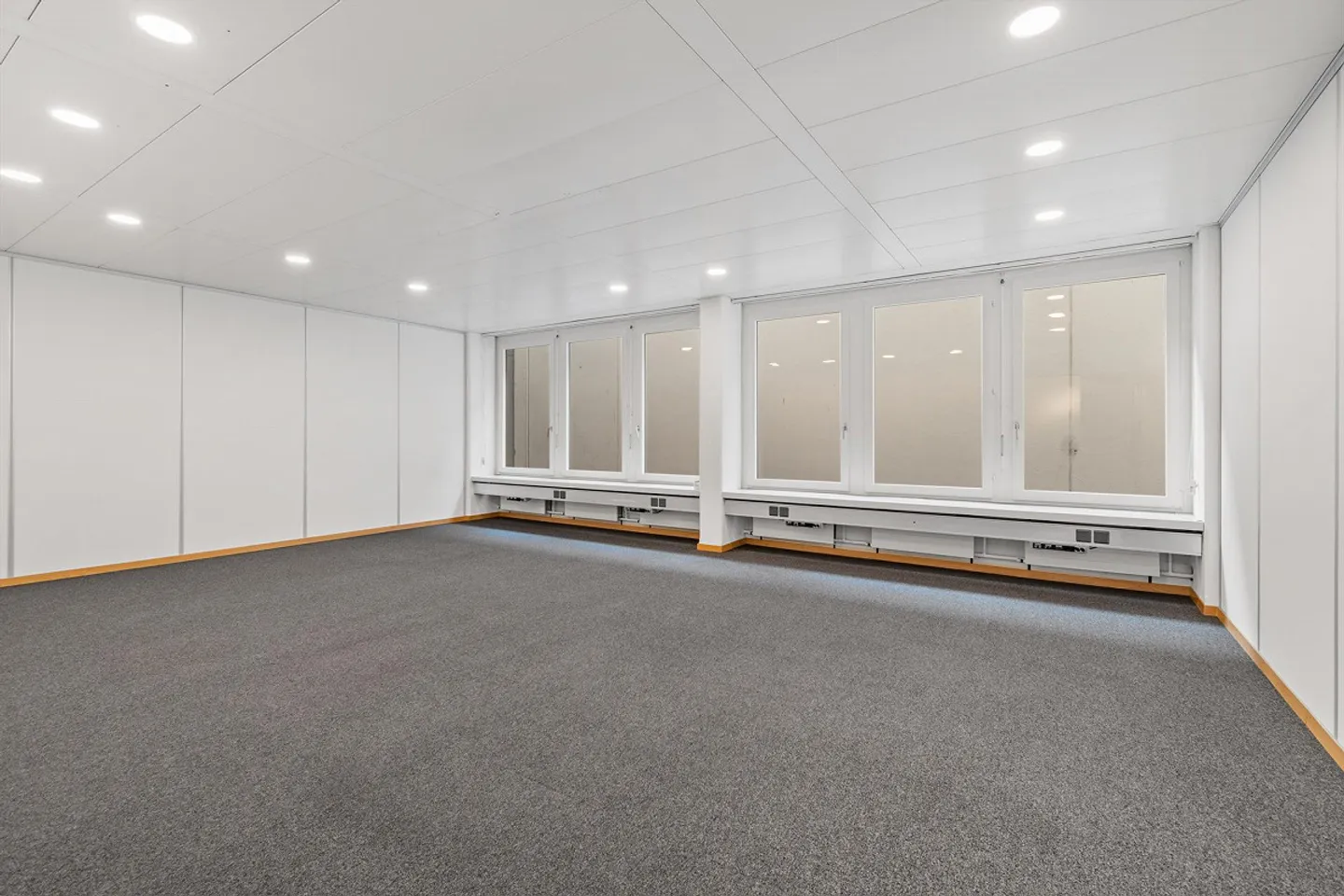 Your business premises in a central location - Photo 11 of 18