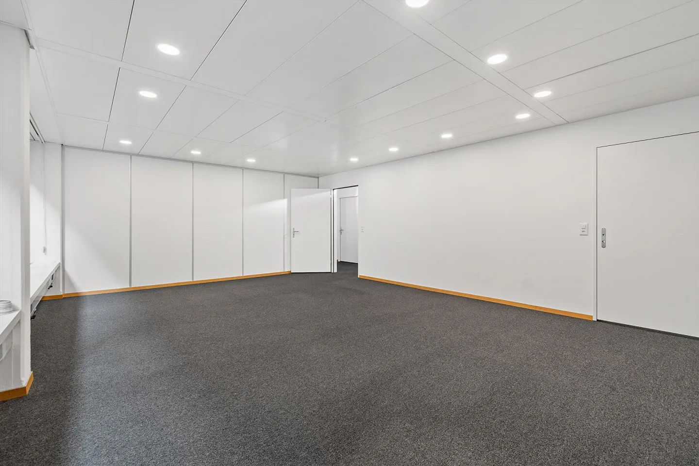 Your business premises in a central location - Photo 12 of 18