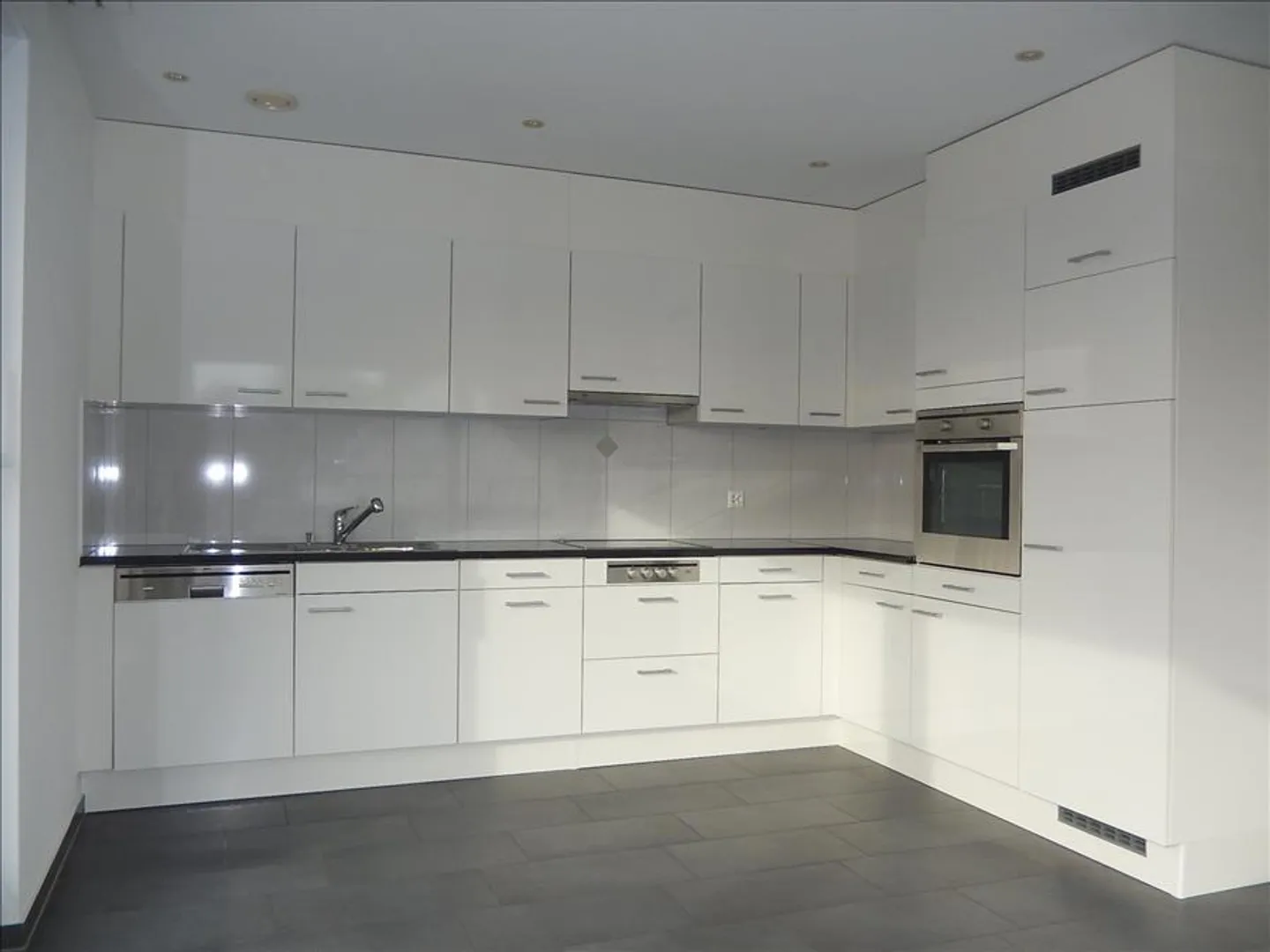 Appartamento attraente di 3,5 stanze in una posizione centrale! - Foto 3 di 11