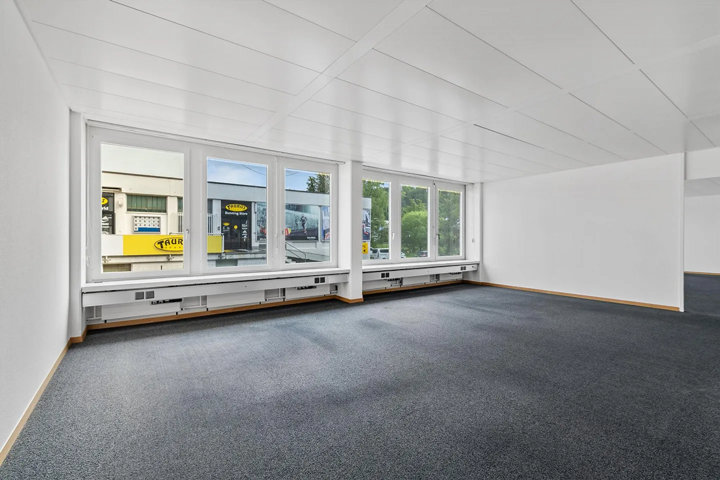 Your business premises in a central location - Photo 13 of 18