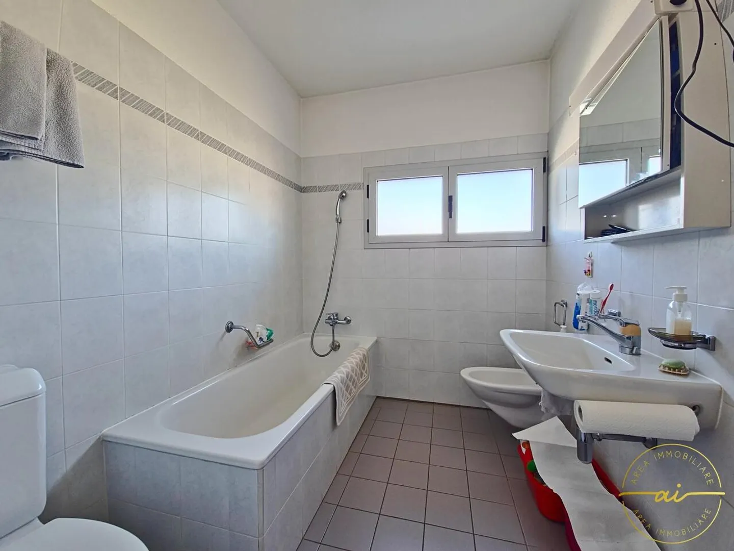 APPARTEMENT 4.5 PIÈCES AVEC TERRASSE ET VUE SUR LE LAC À MASSAGNO - Photo 12 sur 13