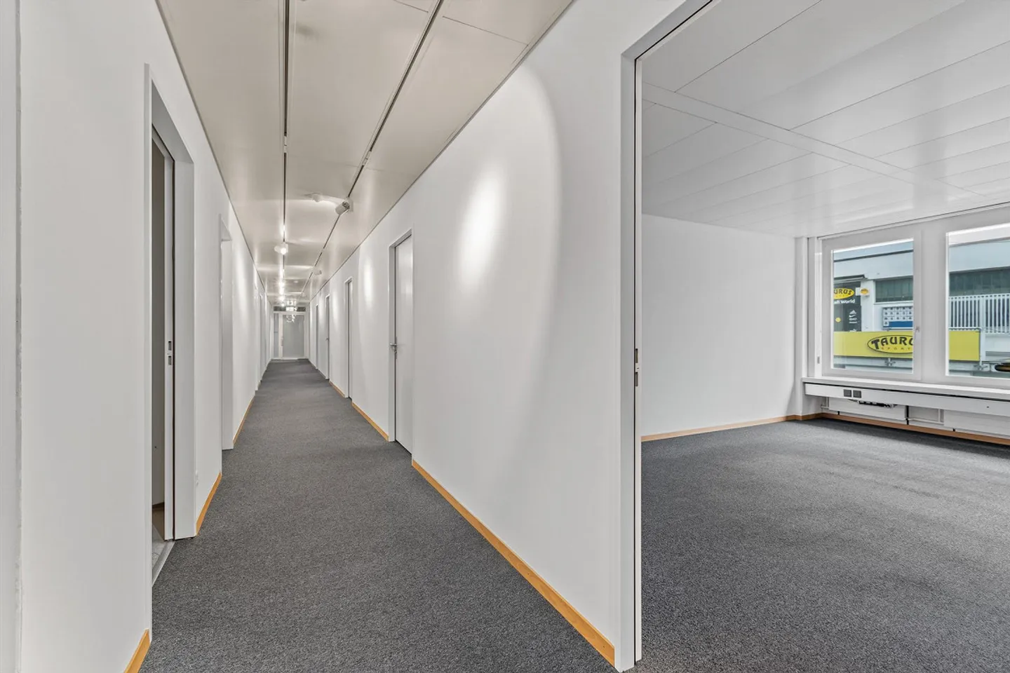 Your business premises in a central location - Photo 15 of 18