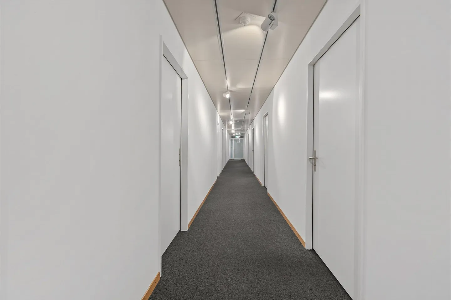 Your business premises in a central location - Photo 16 of 18