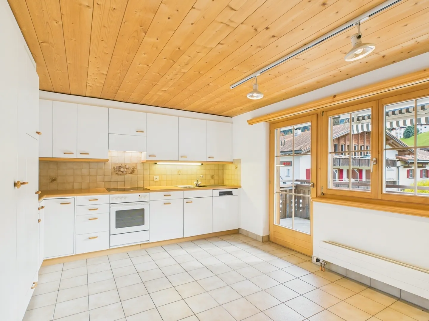 Luminoso appartamento di 4,5 stanze con camino a Klosters - residenza principale e secondaria possibile - Foto 4 di 13