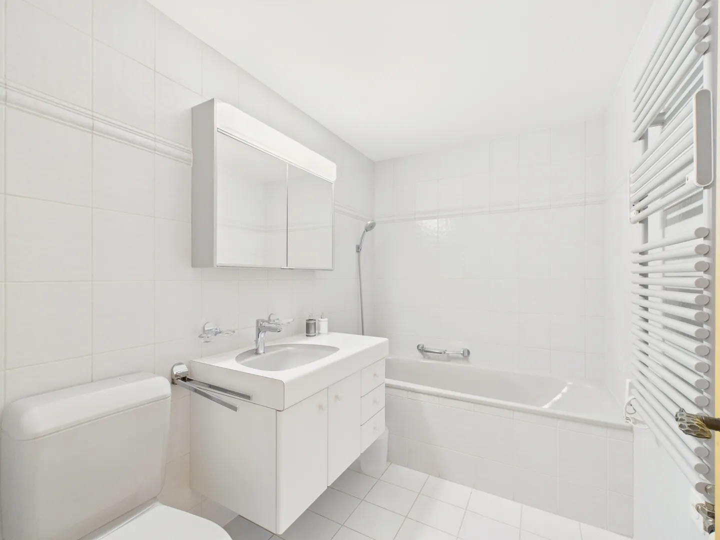 Luminoso appartamento di 4,5 stanze con camino a Klosters - residenza principale e secondaria possibile - Foto 8 di 13