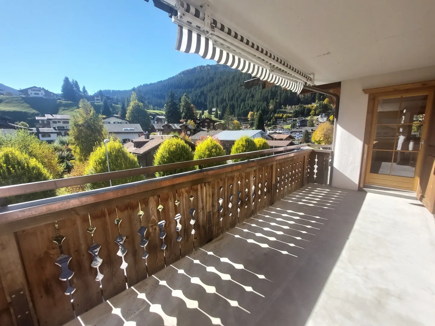 Luminoso appartamento di 4,5 stanze con camino a Klosters - residenza principale e secondaria possibile - Foto 10 di 13