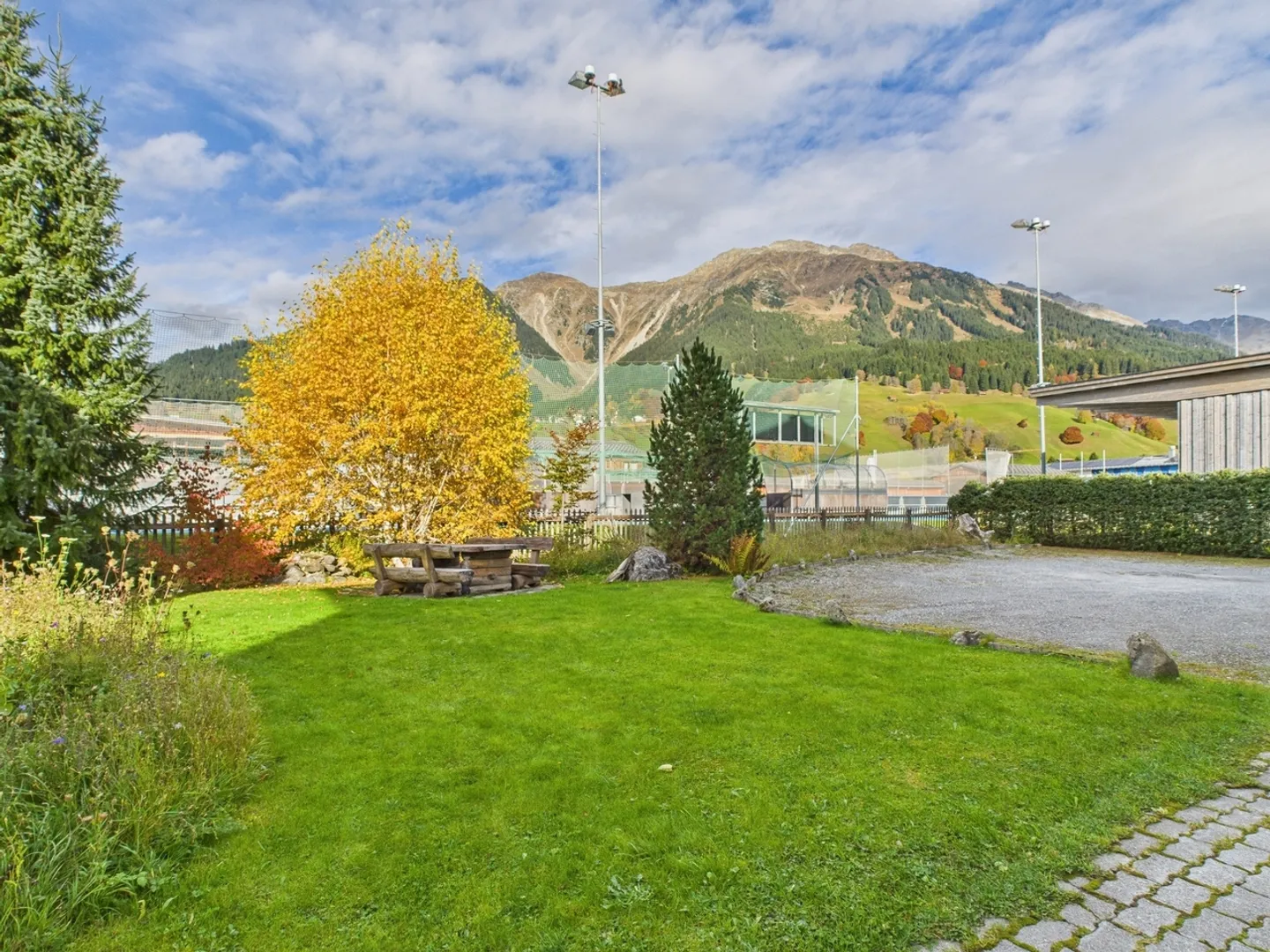 Luminoso appartamento di 4,5 stanze con camino a Klosters - residenza principale e secondaria possibile - Foto 12 di 13