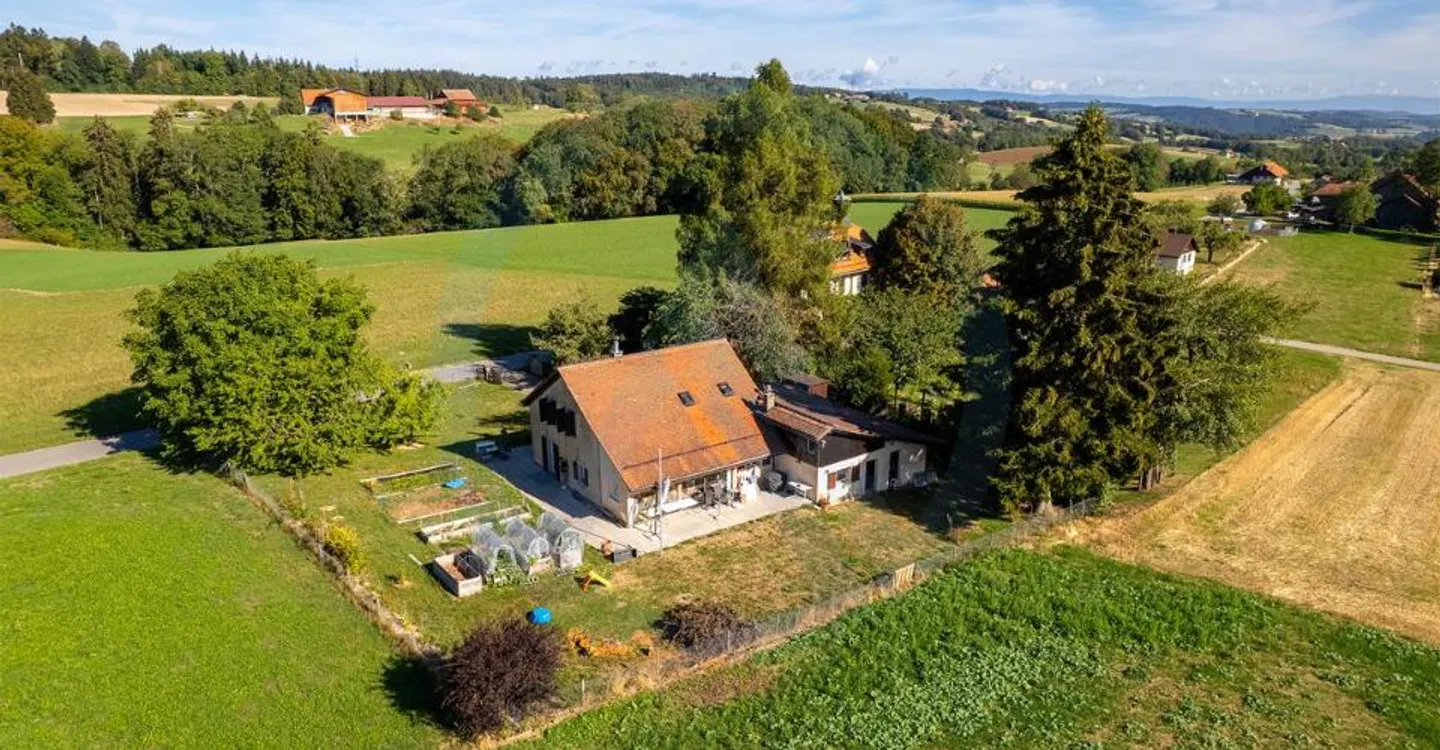 Grande casa in assoluta tranquillità con un magnifico giardino di fronte al Moléson - Foto 2 di 13