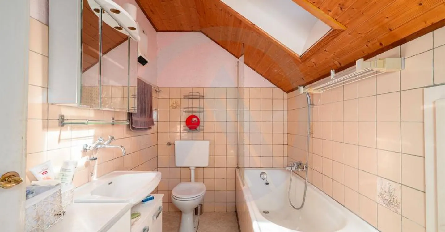 Grande casa in assoluta tranquillità con un magnifico giardino di fronte al Moléson - Foto 10 di 13