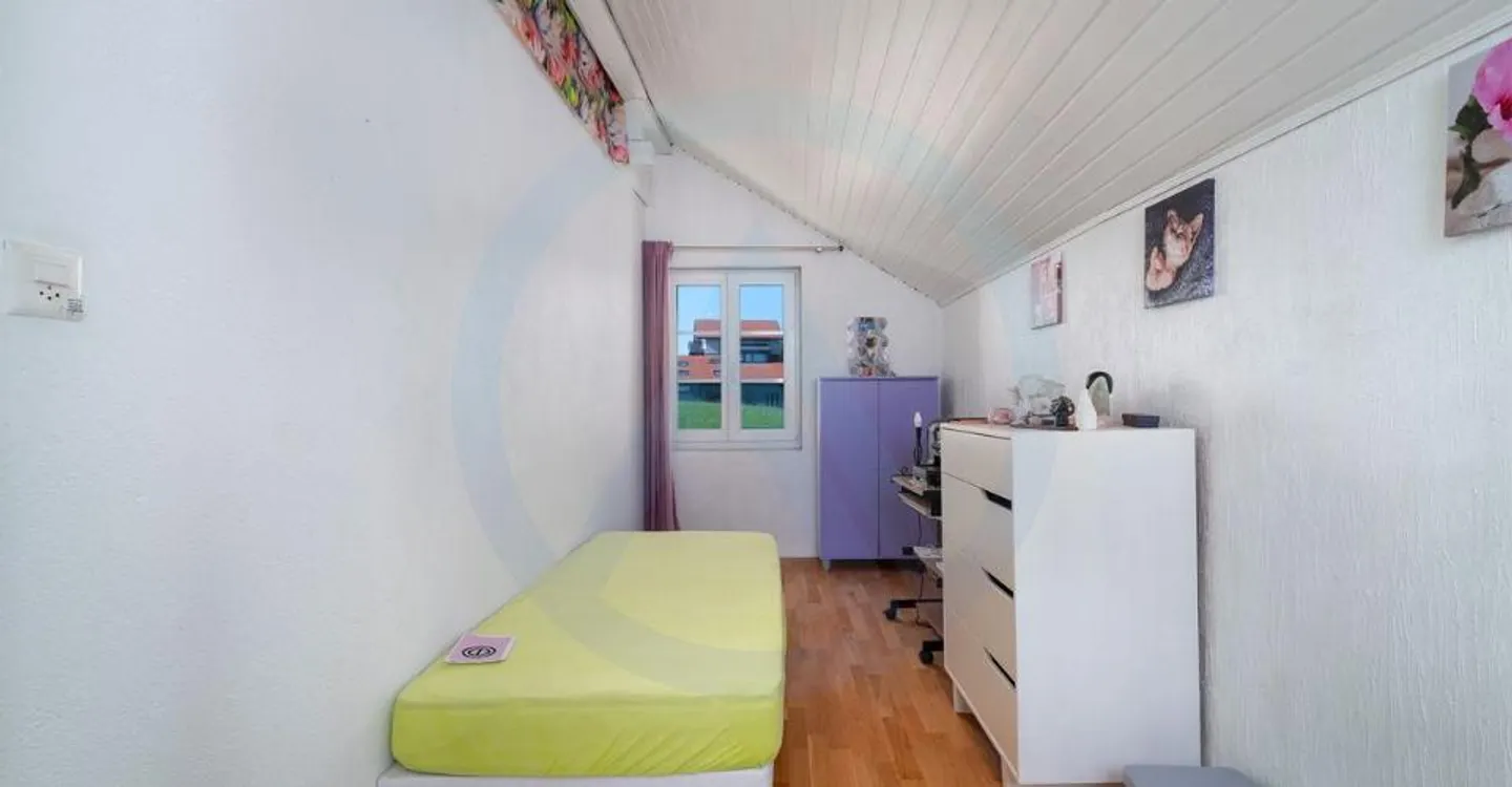 Grande casa in assoluta tranquillità con un magnifico giardino di fronte al Moléson - Foto 11 di 13