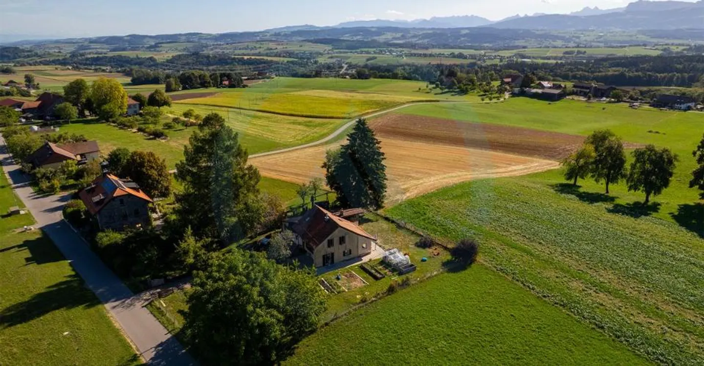 Grande casa in assoluta tranquillità con un magnifico giardino di fronte al Moléson - Foto 1 di 13