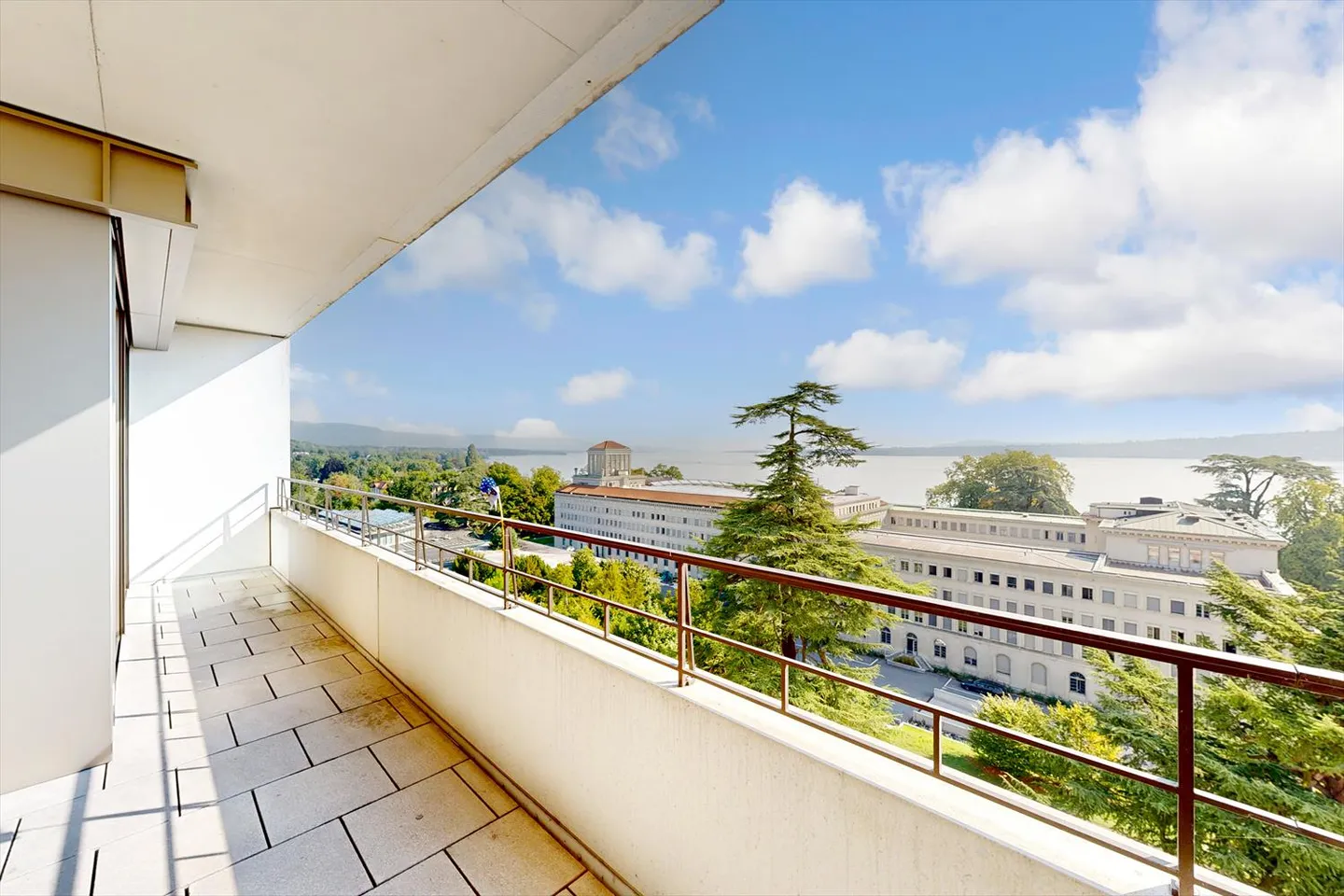 A magnificent renovated accommodation just steps from Lake Geneva - Photo 2 of 10