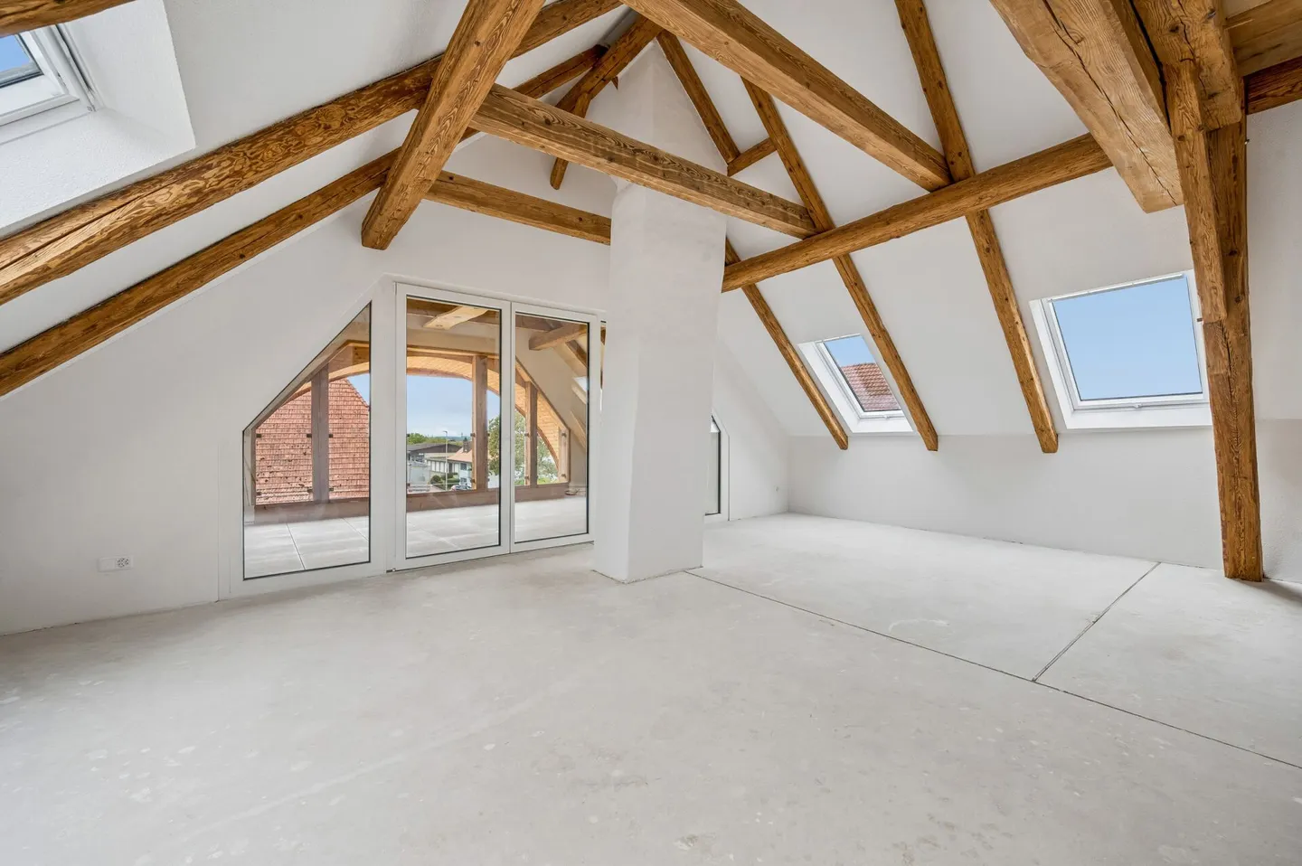 Characterful 5.5-room penthouse apartment with loggia - Photo 2 of 14
