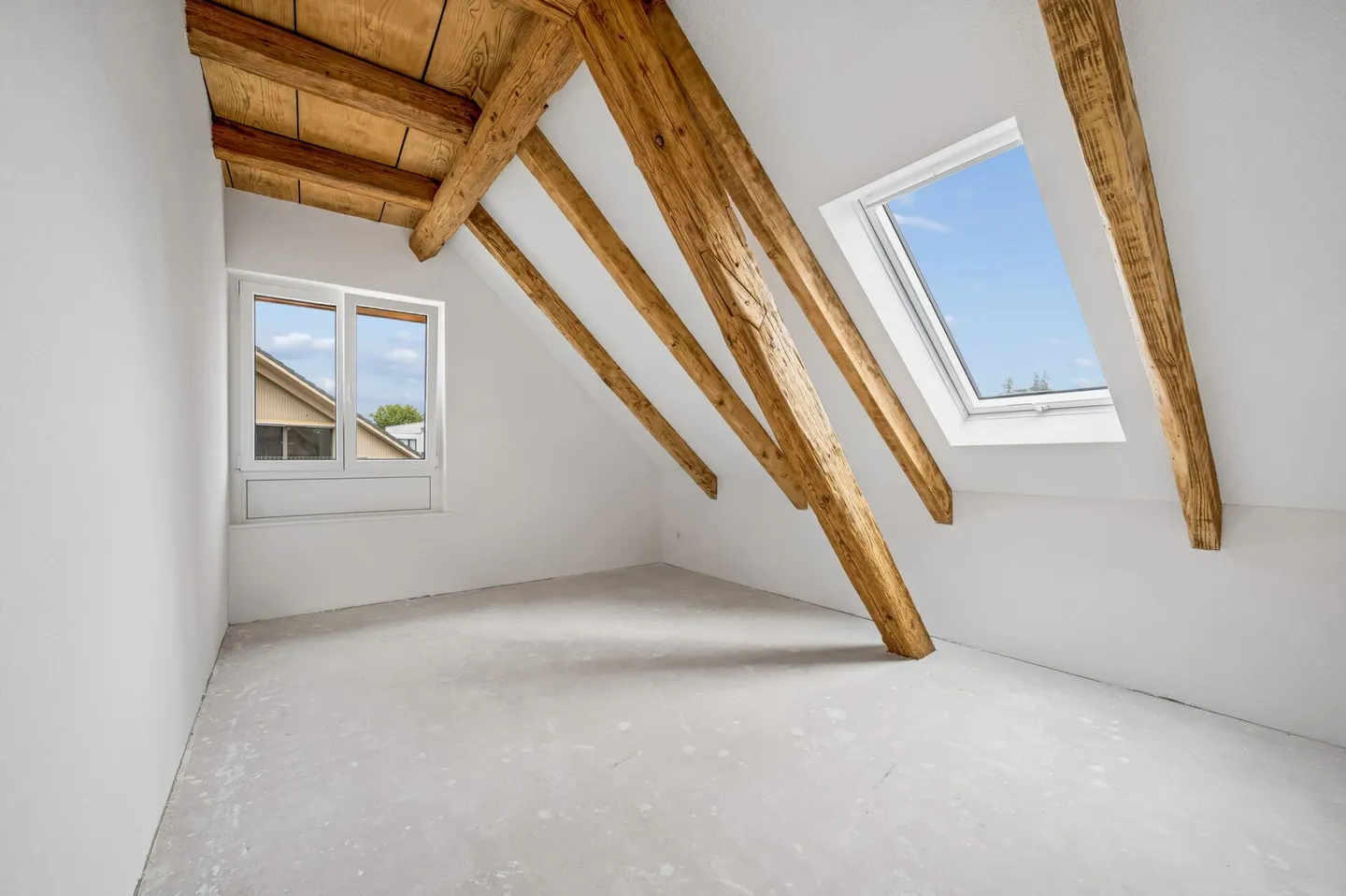 Characterful 5.5-room penthouse apartment with loggia - Photo 5 of 14