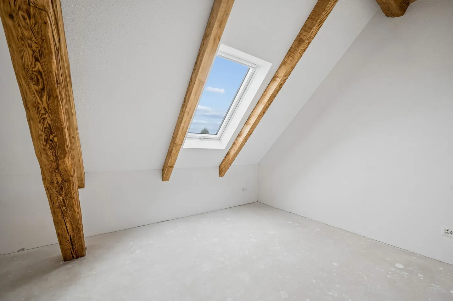 Characterful 5.5-room penthouse apartment with loggia - Photo 7 of 14