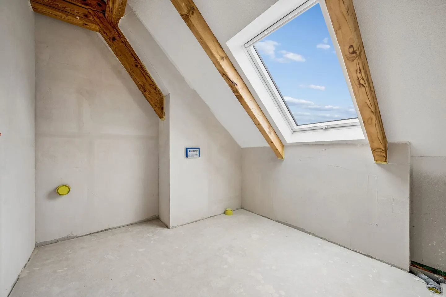 Characterful 5.5-room penthouse apartment with loggia - Photo 8 of 14