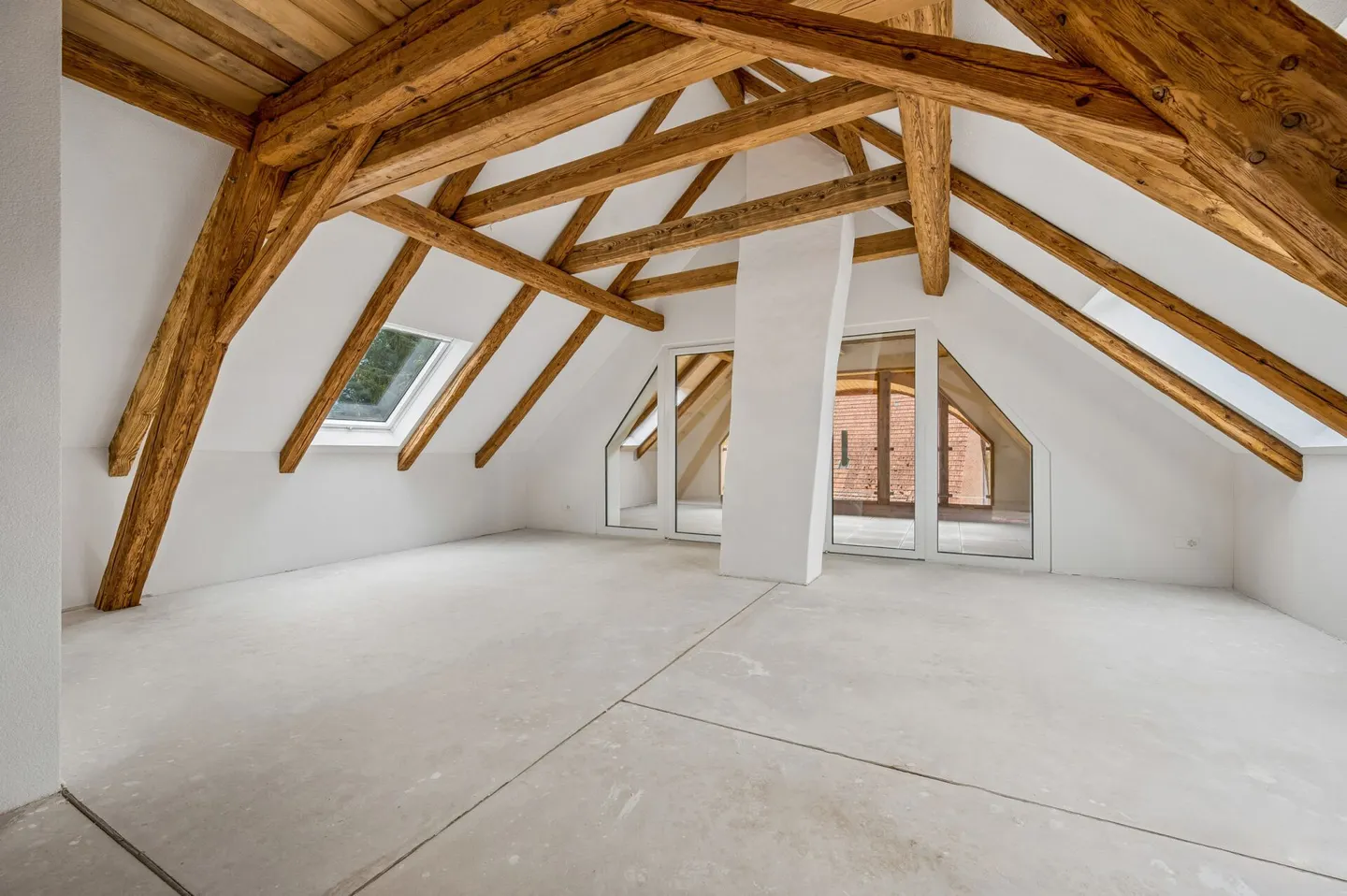 Characterful 5.5-room penthouse apartment with loggia - Photo 3 of 14