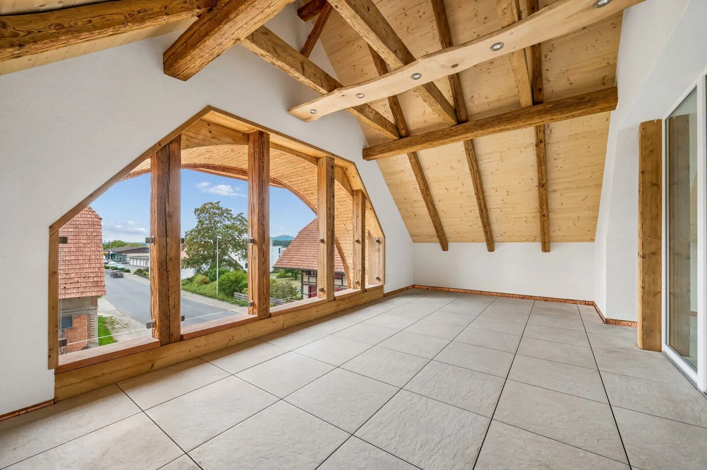 Characterful 5.5-room penthouse apartment with loggia - Photo 4 of 14