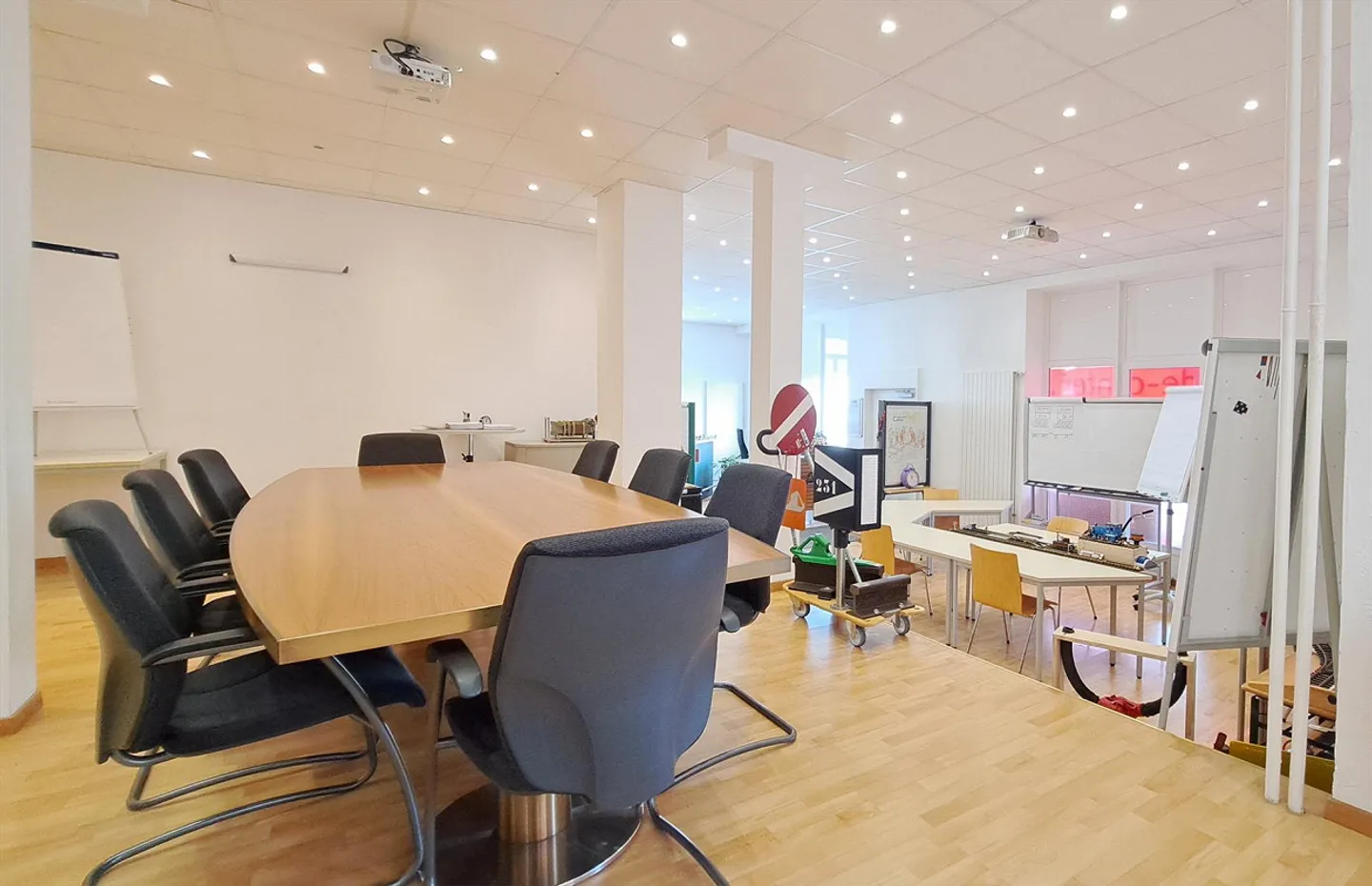 Sala di formazione / Ufficio open space / Studio con vetrina alla stazione - Foto 1 di 9