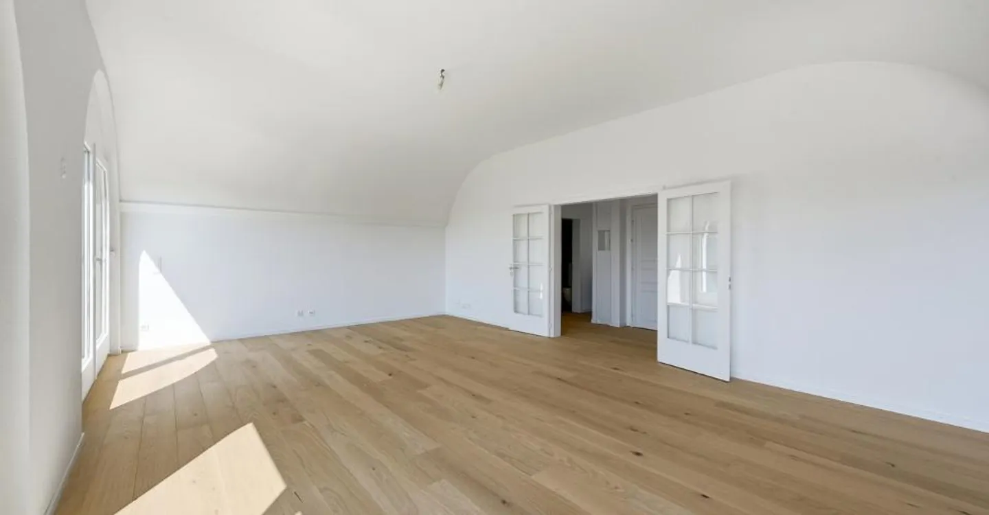 High-end apartment - Photo 3 of 13
