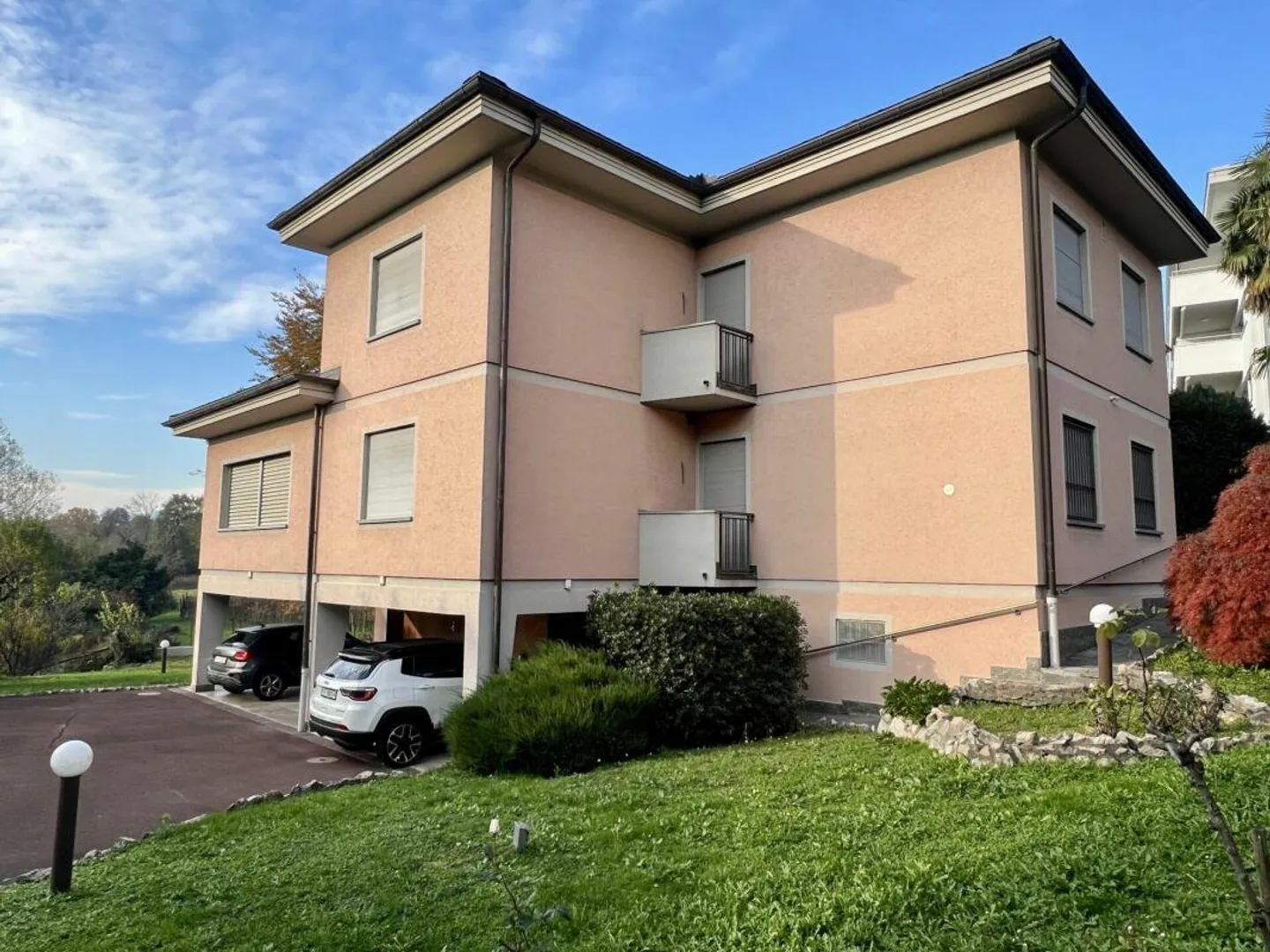 Grande ed elegante villa con terreno edificabile - Foto 3 di 15