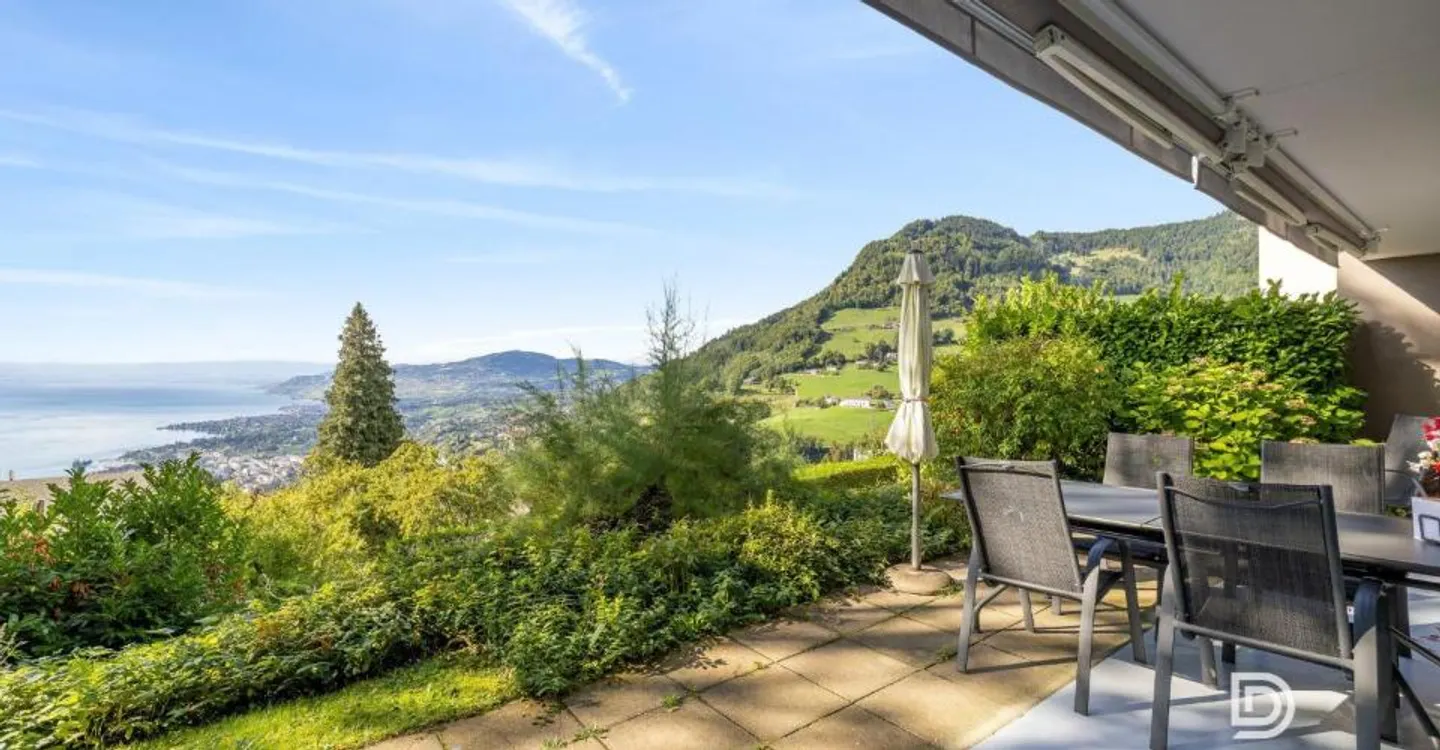 Panoramic view and absolute calm 5 minutes from the center of Montreux - Photo 1 of 12