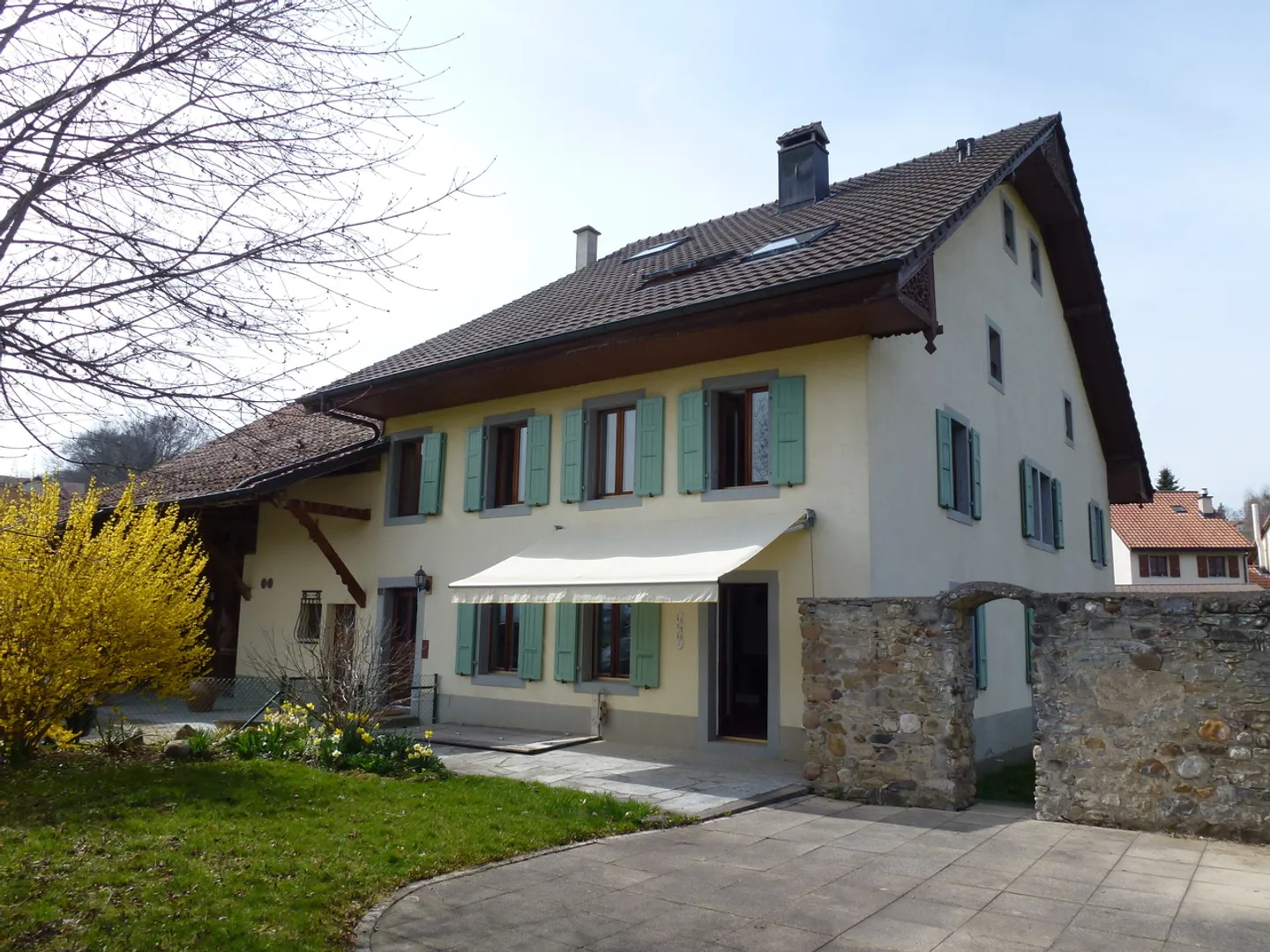 FIRST MONTH'S RENT FREE!!! Spacious 6.5-room duplex with terrace - Photo 1 of 7