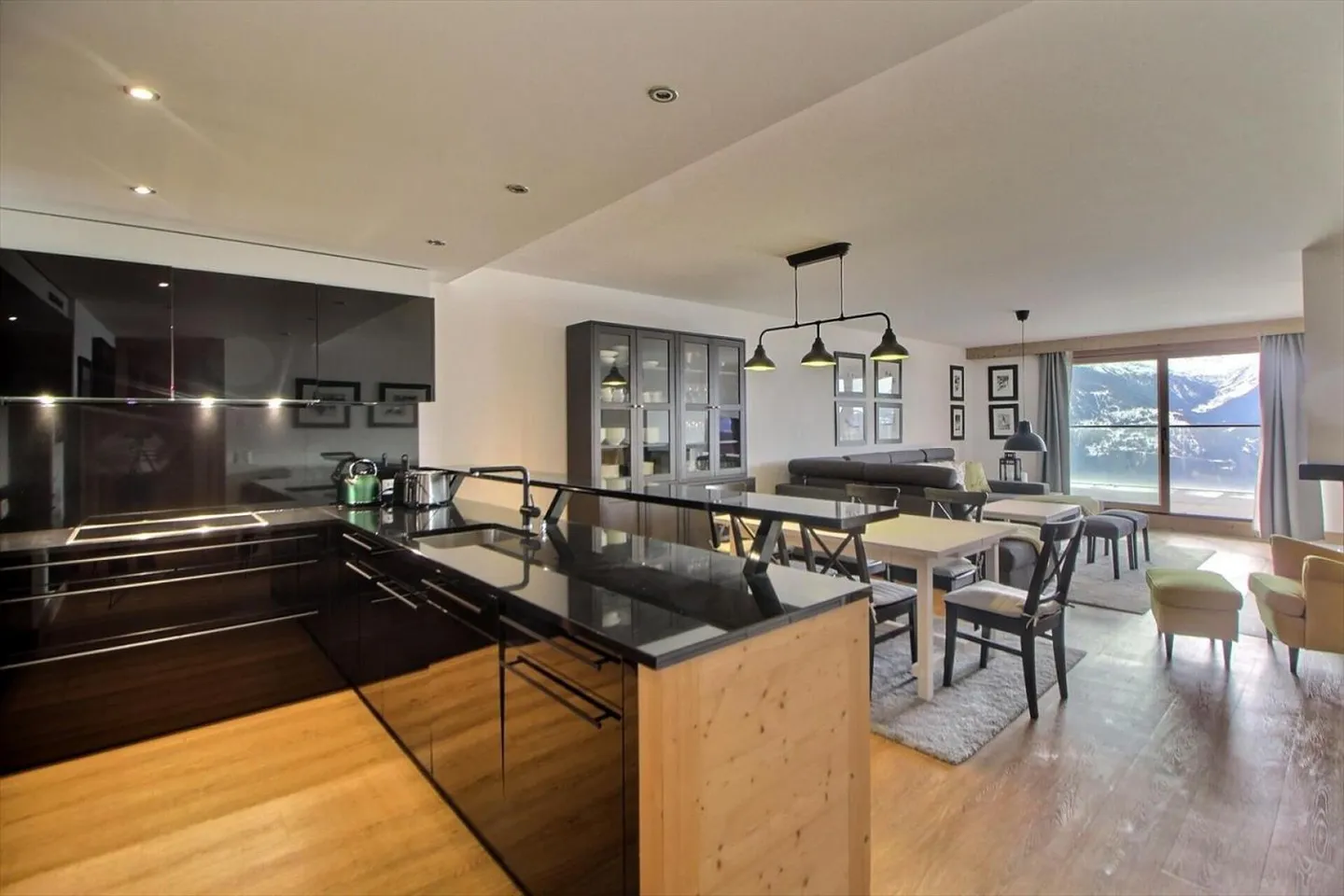4.5 Room Apartment in Crans-Montana - Photo 2 of 13