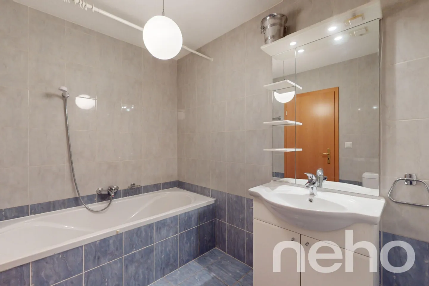 Charming attic close to the city center - Photo 10 of 13