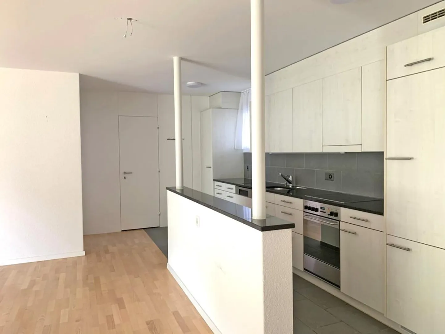 Attraktive 3.5-Zimmerwohnung im Erdgeschoss mit grosszügigem Sitzplatz - Foto 2 von 8