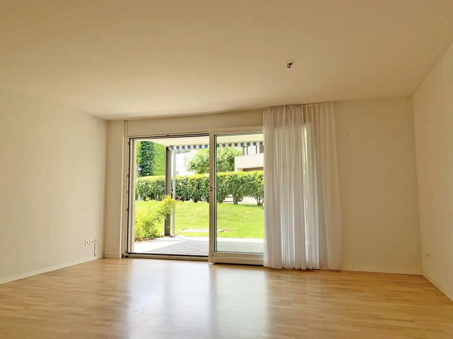 Attraktive 3.5-Zimmerwohnung im Erdgeschoss mit grosszügigem Sitzplatz - Foto 3 von 8